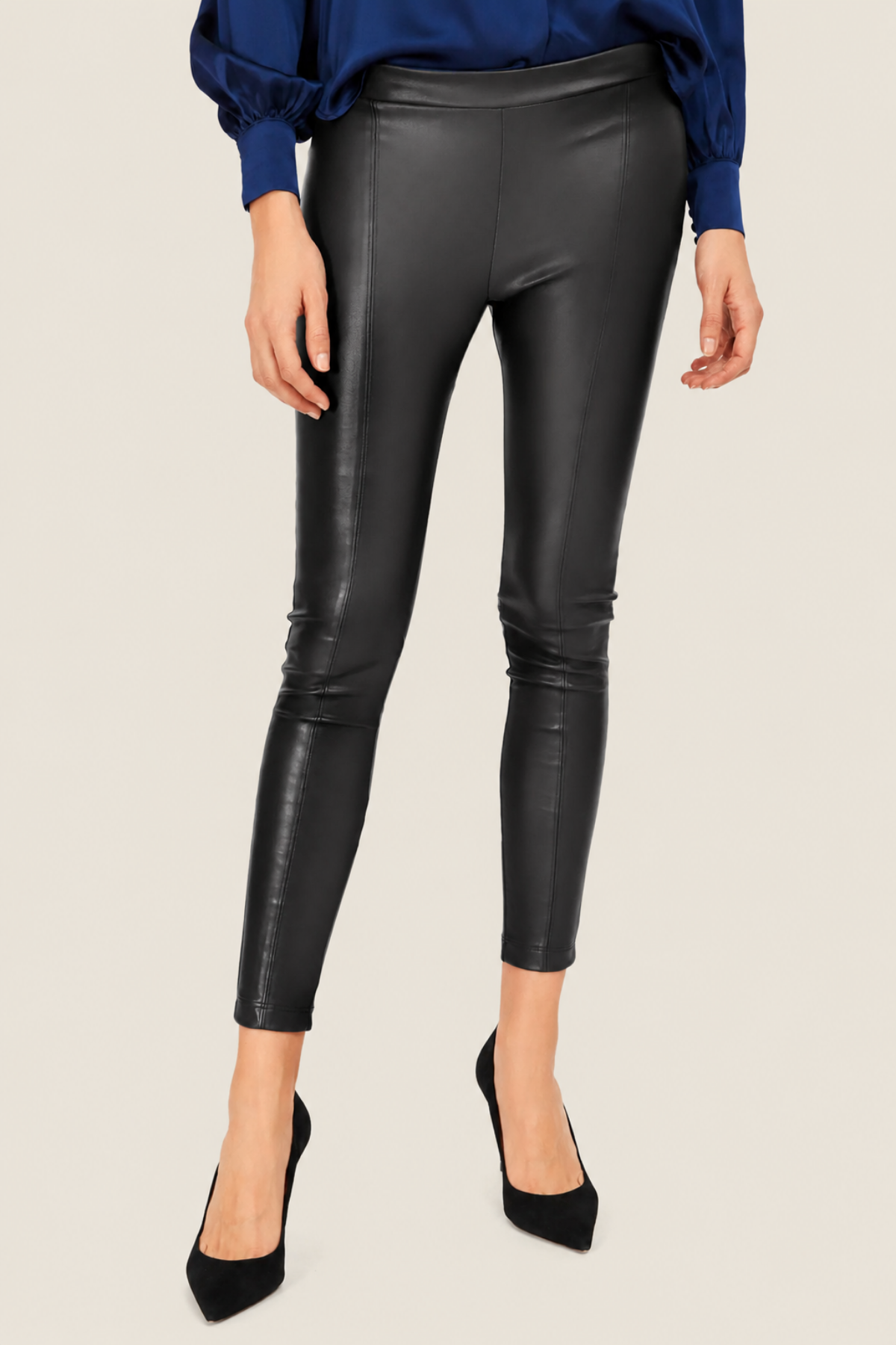 Primer plano de las leggings Generation Love Marley mostrando el tejido negro elástico y las costuras marcadas que definen el contorno