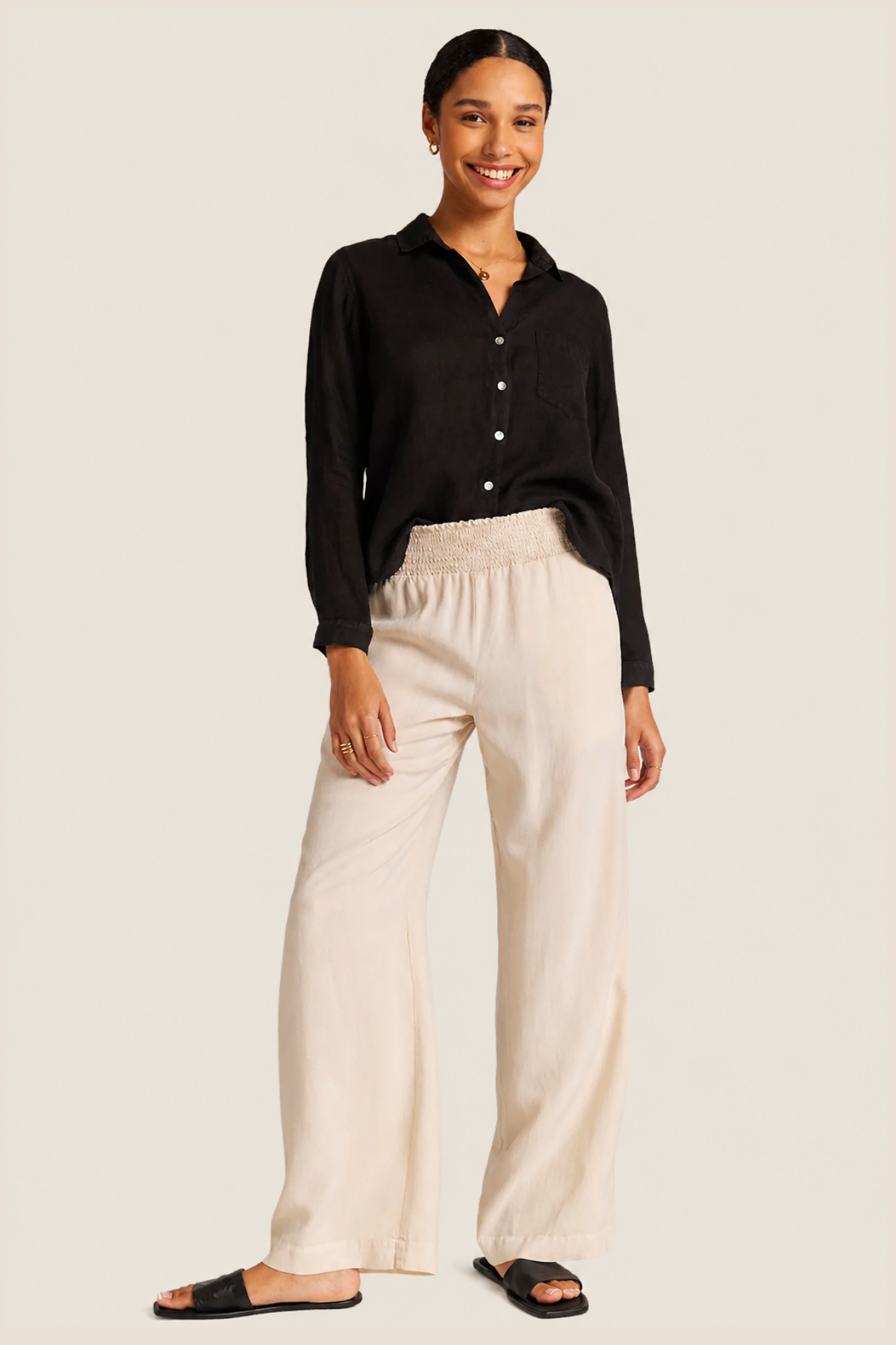 Vista frontal de los pantalones Bella Dahl Smocked Waist Wide Leg en tono Cliffside, con cinturilla fruncida y pierna ancha cómoda