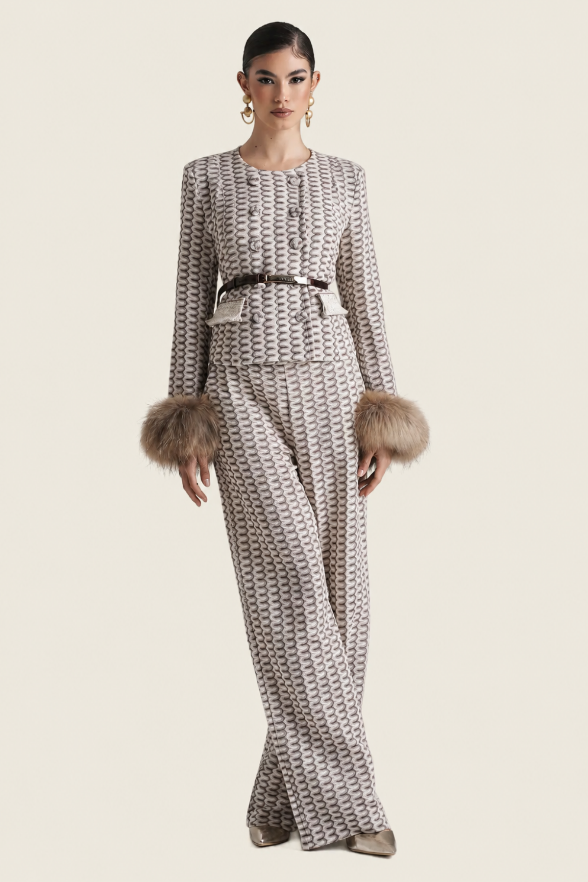 Pantalón gris ancho para mujer con pernera fluida y cintura alta, ideal para looks elegantes y cómodos en cualquier ocasión