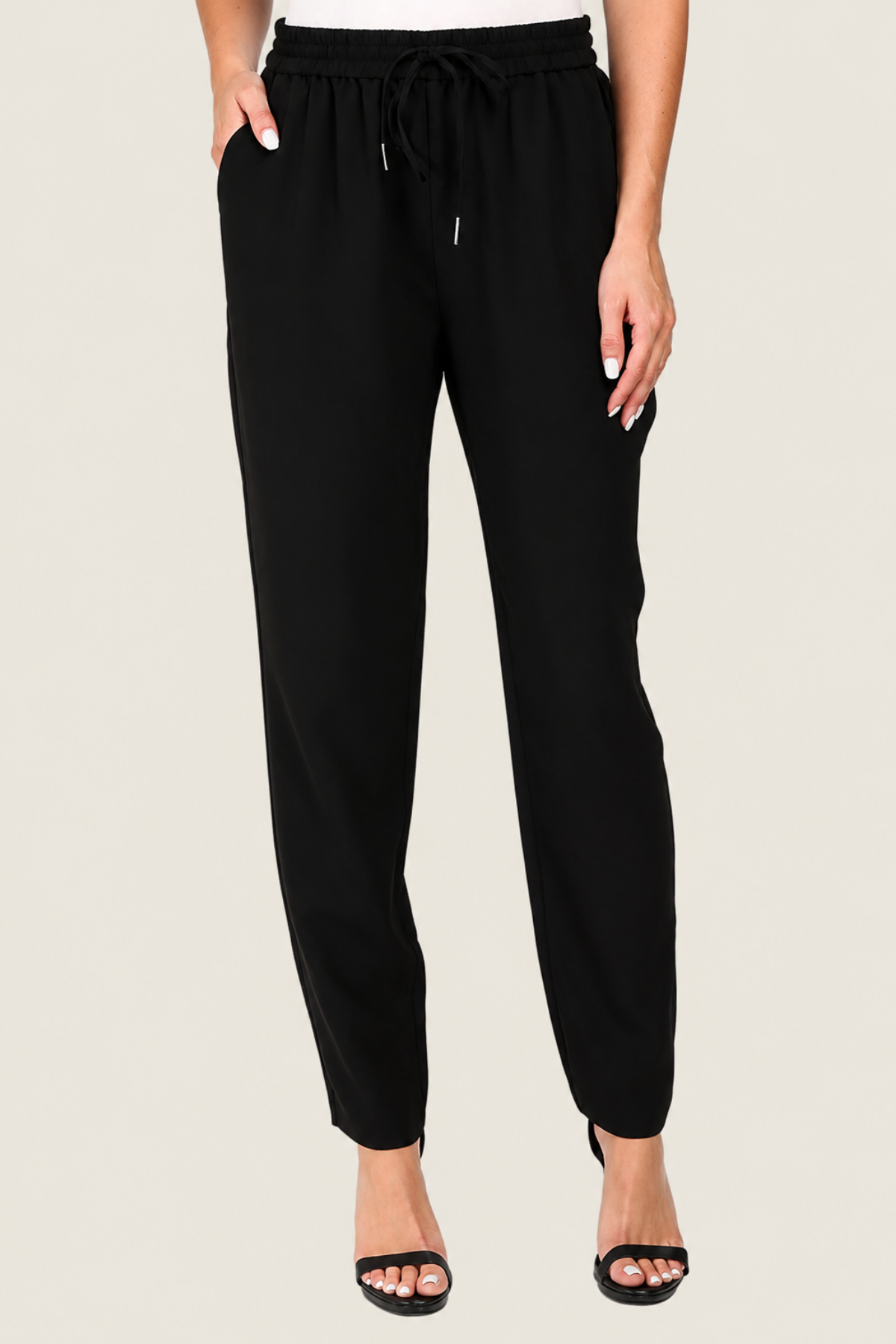 Vista frontal de los pantalones Joie Janeene en negro, tiro alto con cordón ajustable y corte tobillero elegante y moderno
