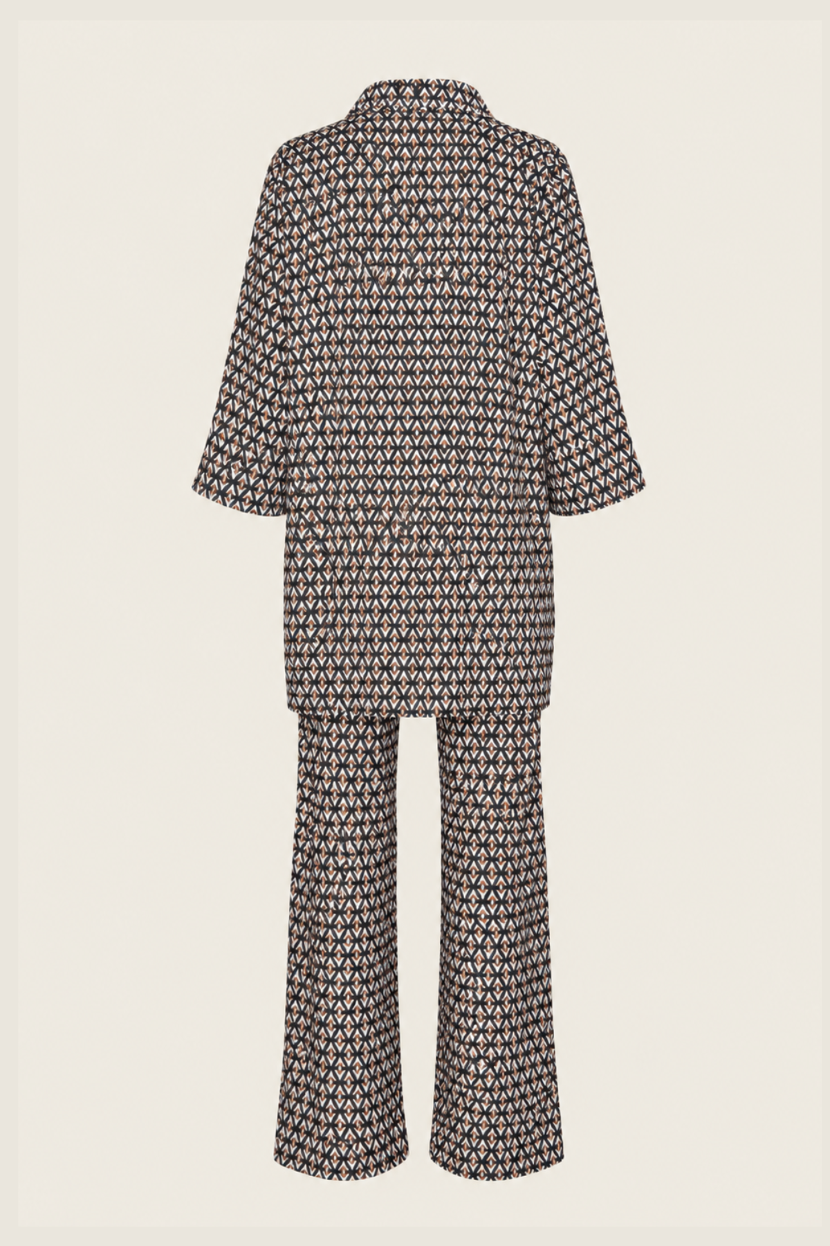 Vista trasera pantalón Geo Nero con corte acampanado y ajuste estilizado ideal para looks femeninos sofisticados y modernos