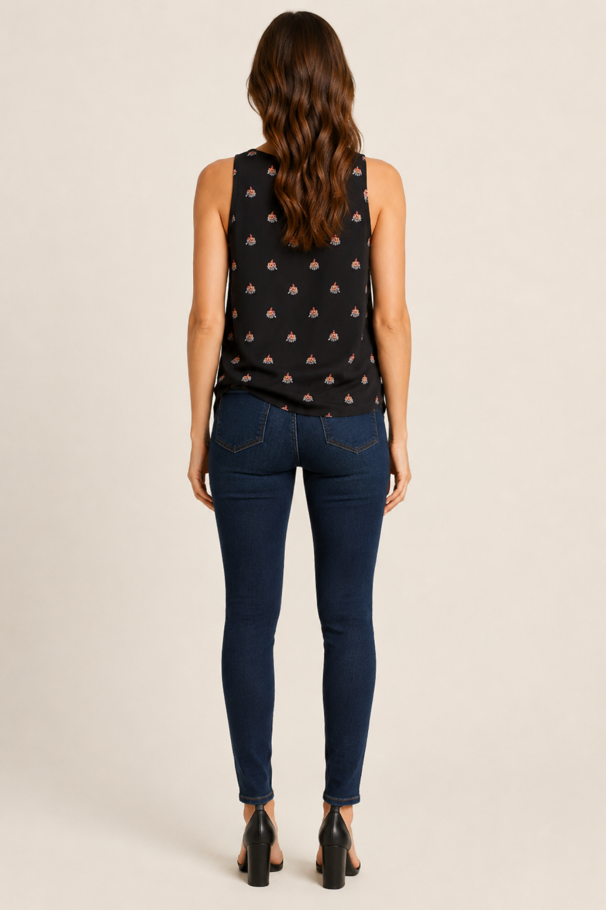 Parte trasera del Joie Rain B Top en color negro Caviar con caída fluida, diseño suelto y acabado elegante para estilismos versátiles