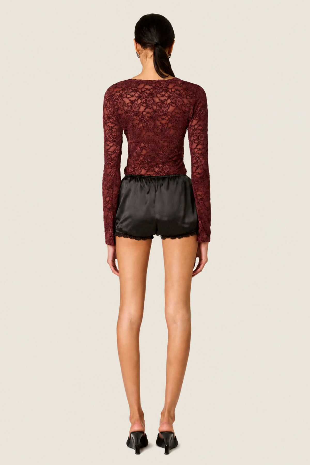 Vista trasera de top rojo mesh con caída ajustada y acabado sofisticado para mujer moderna