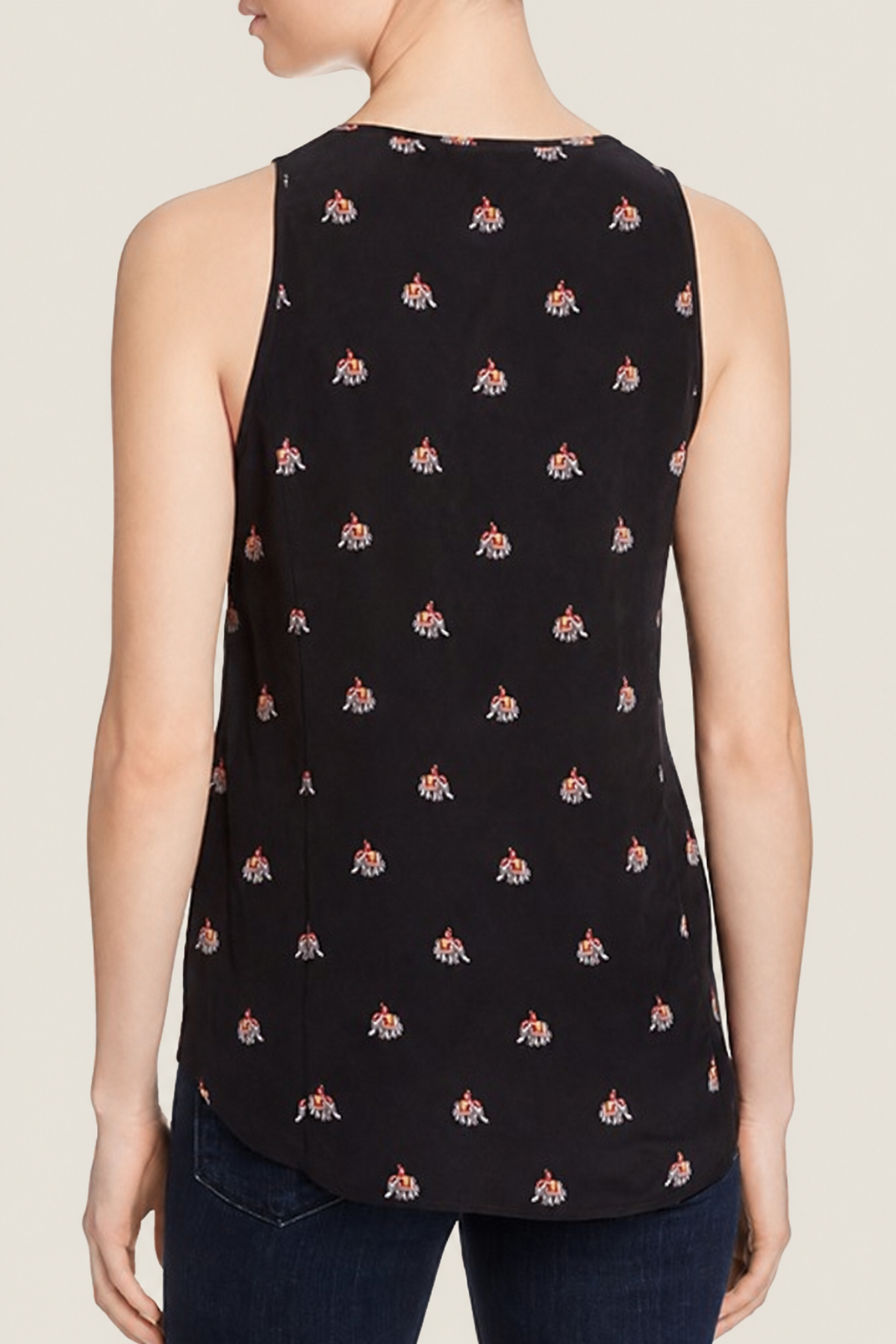 Parte trasera del Joie Rain B Top en color negro Caviar con caída fluida, diseño suelto y acabado elegante para estilismos versátiles