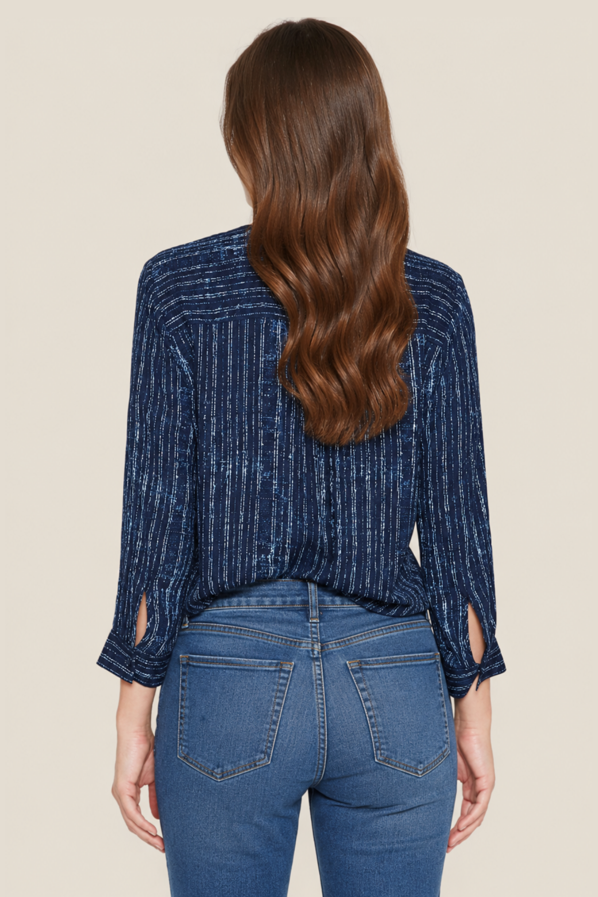 Vista trasera de la blusa Joie Rozz Galaxy Blue, mostrando costura central y caída fluida sobre fondo blanco para estilo refinado