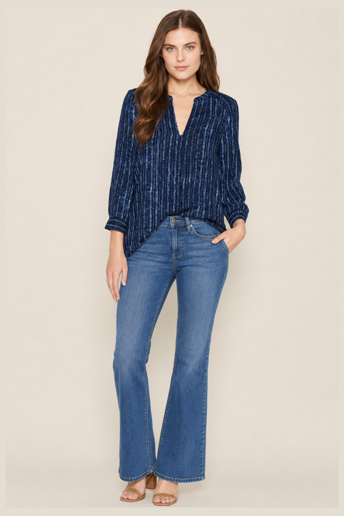 Imagen frontal de la modelo con Joie Rozz Blouse Galaxy Blue, manga larga semitransparente y tejido vaporoso ideal para oficinas elegantes