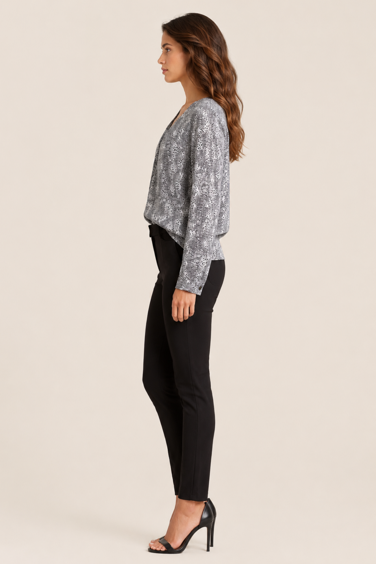 Vista lateral de la blusa Joie Michi silueta relajada, manga larga acabada en puño, estampado felino oscuro sobre fondo blanco