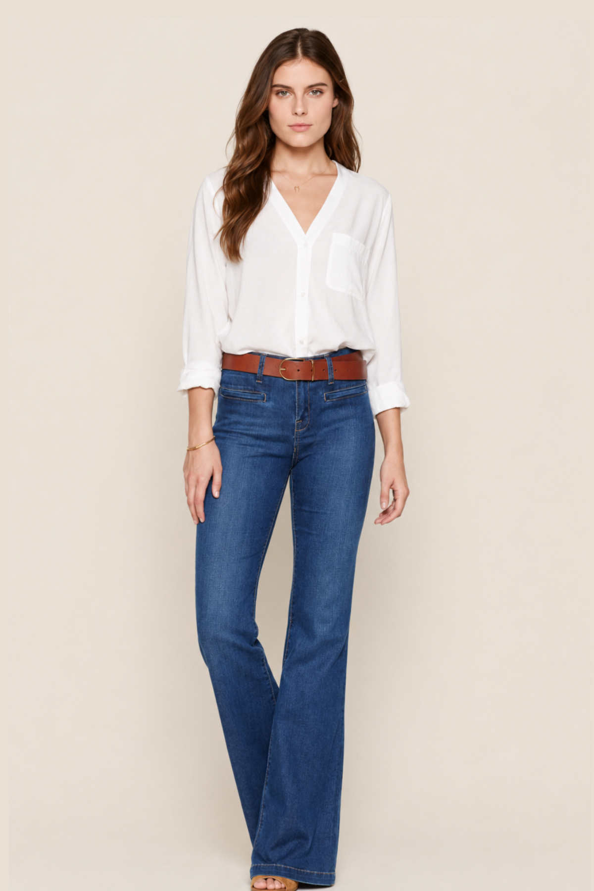 Vista frontal de la blusa Joie Chasia en tono porcelana con mangas largas y puños abotonados para un estilo sofisticado y moderno