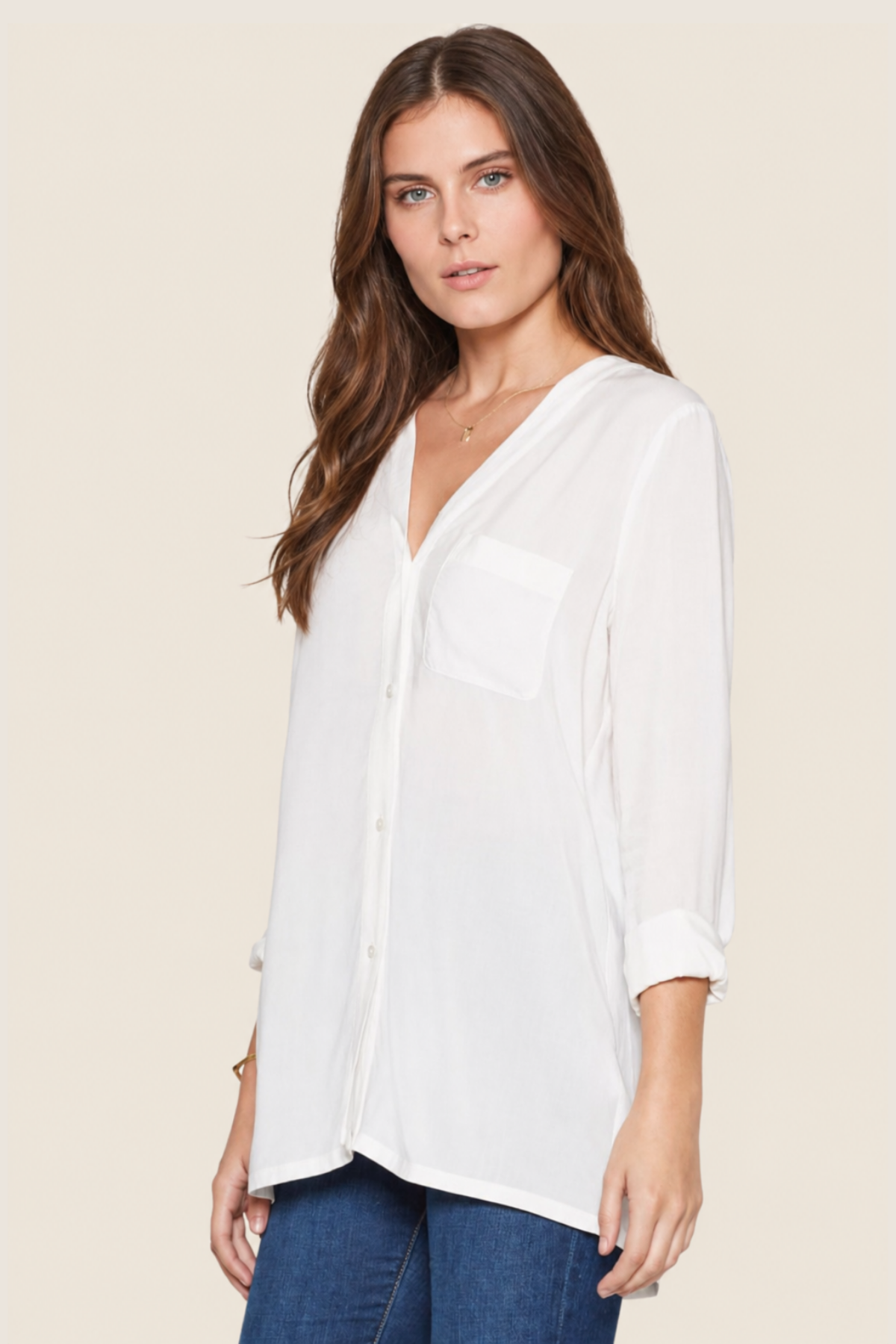 Modelo con blusa Joie Chasia color porcelana, tejido semitransparente y cuello abierto ideal para looks femeninos y elegantes