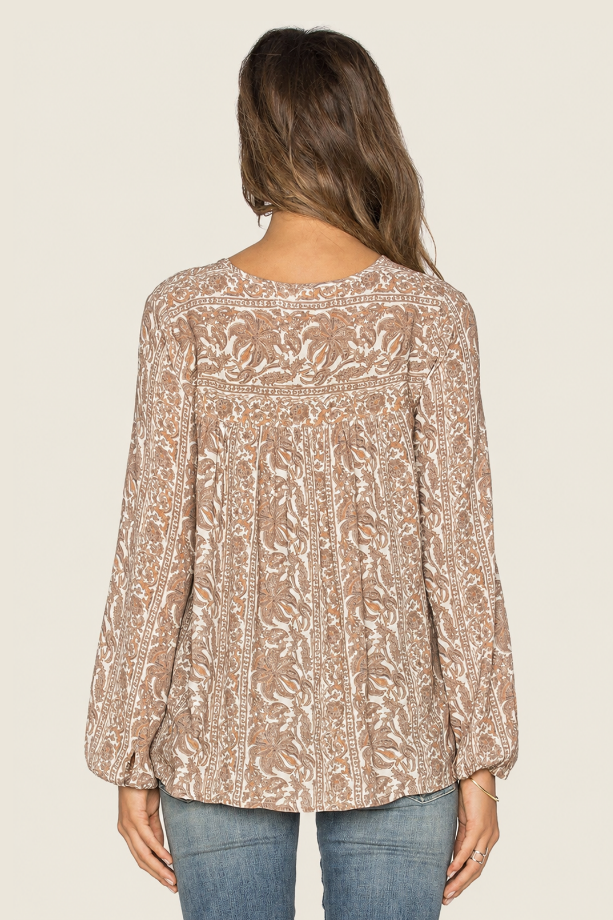 Vista trasera de la blusa marrón Sunset Meadow que resalta su diseño sencillo y femenino ideal para eventos informales