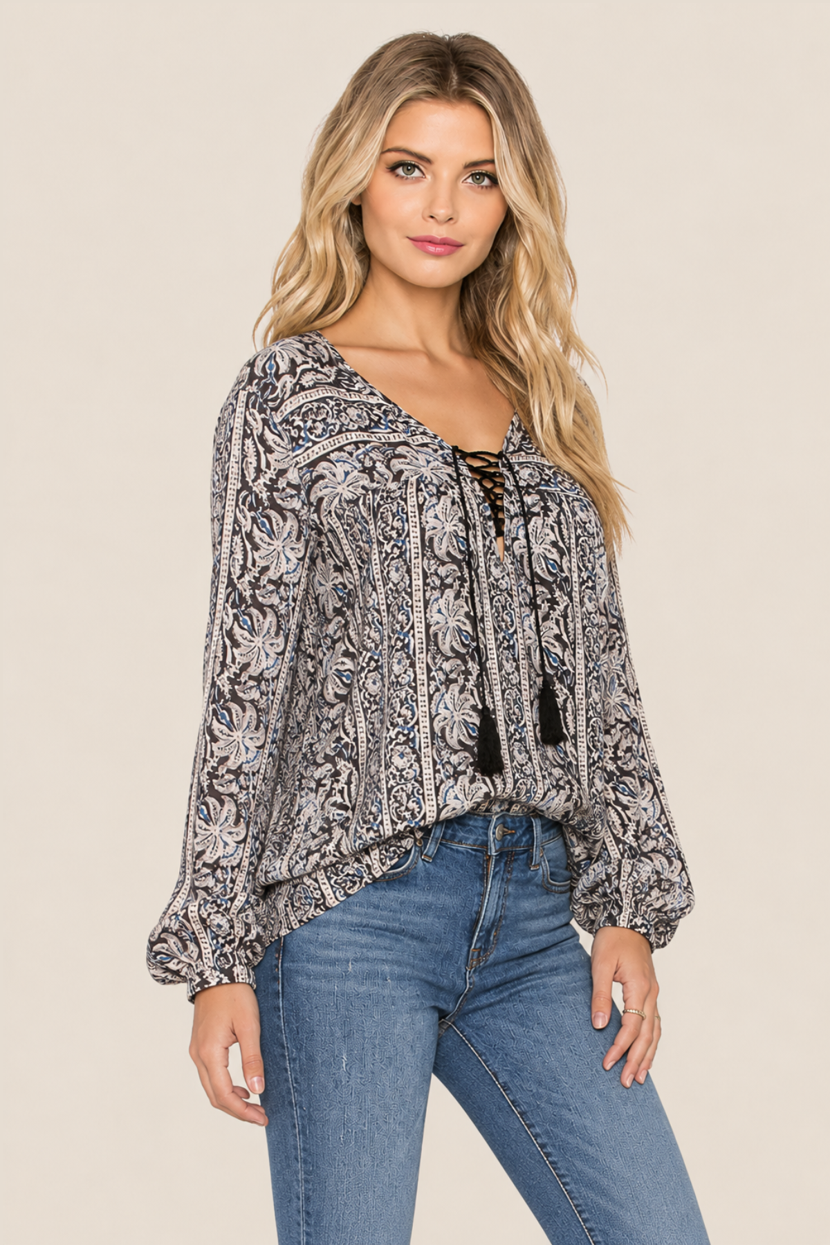 Vista lateral de la blusa negra Sunset Meadow con mangas largas y caída natural, modelo posando en fondo blanco para look sofisticado