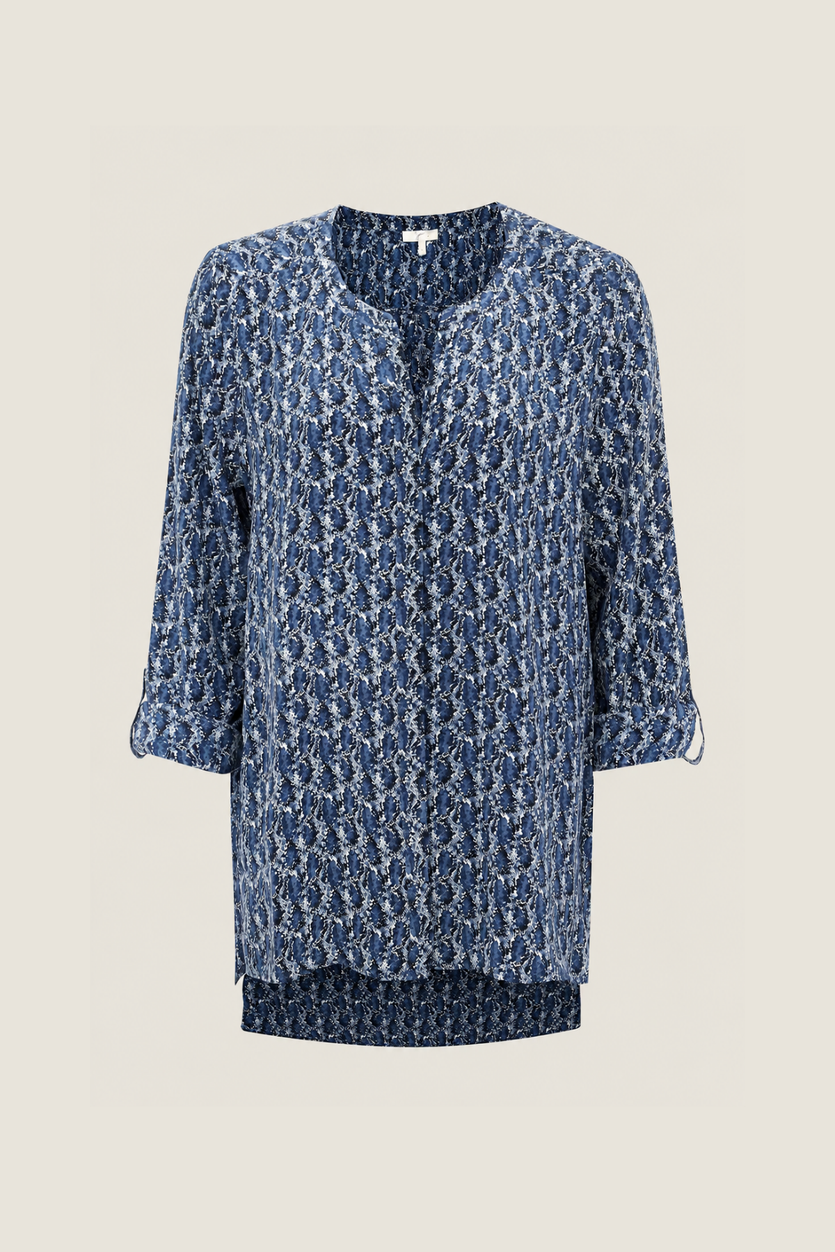 Parte trasera de la blusa Joie Audrick en color Deep Sapphire con detalle de caída fluida, aberturas laterales y estampado elegante
