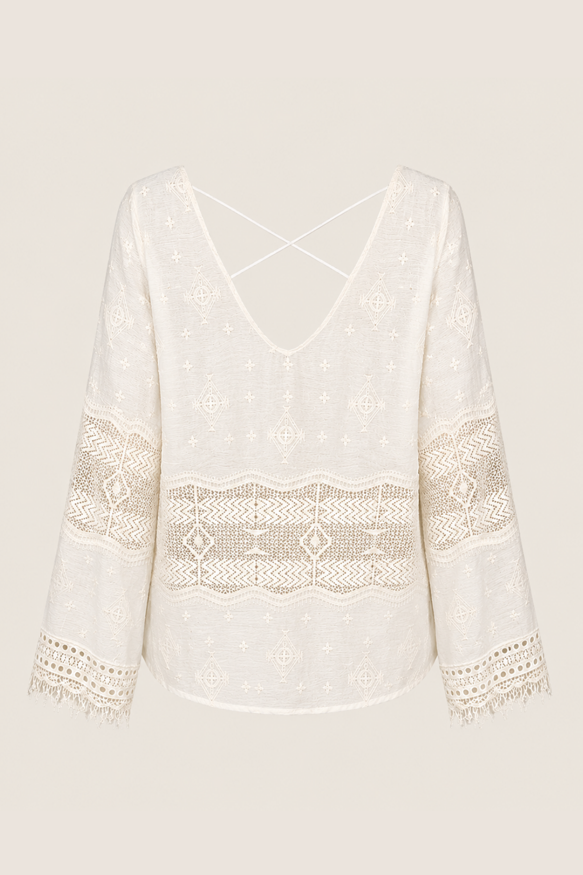 Vista trasera de la blusa bordada Liv en color Ivory, con escote en V y detalles florales, ideal para un look bohemio
