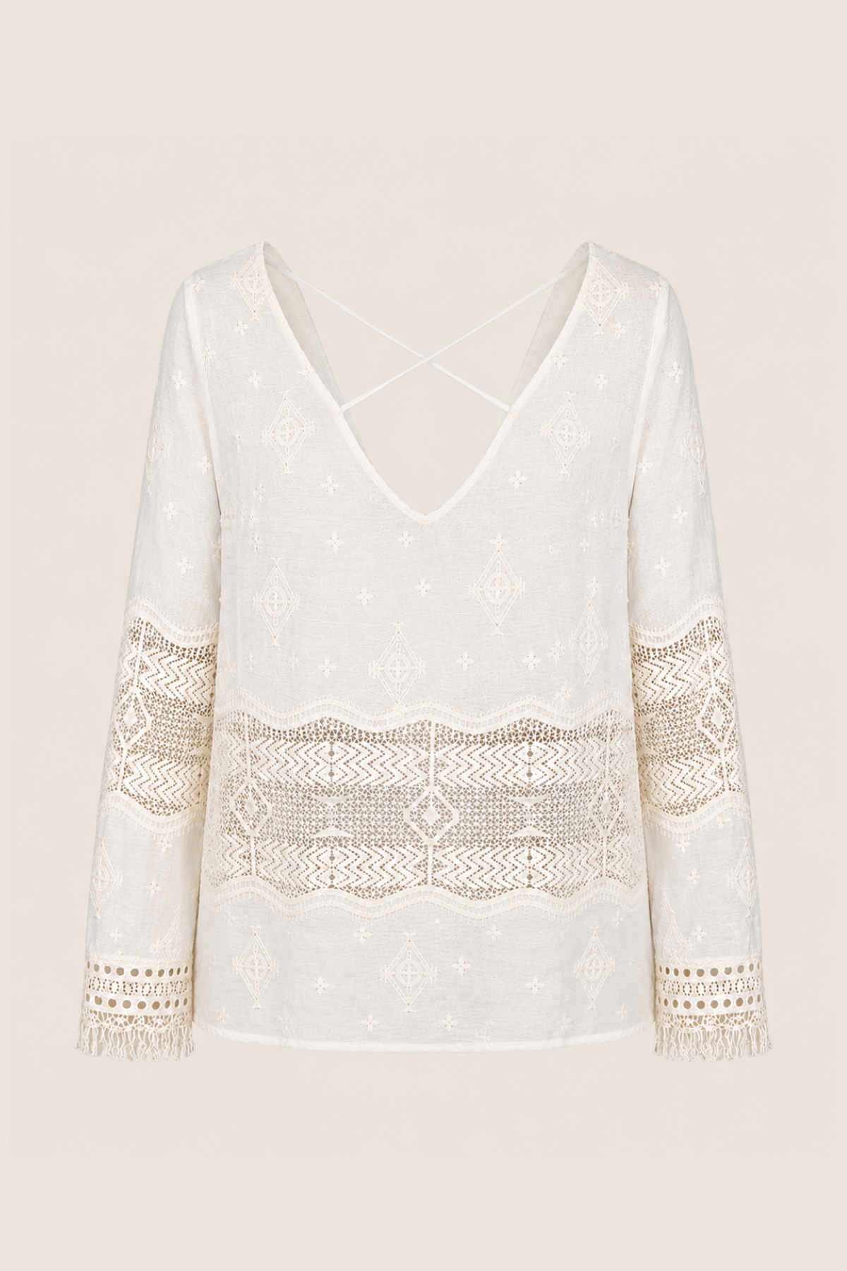 Vista frontal de la Liv Blusa Bordada en color Ivory, con escote en V y bordado floral delicado, ideal para ocasiones especiales