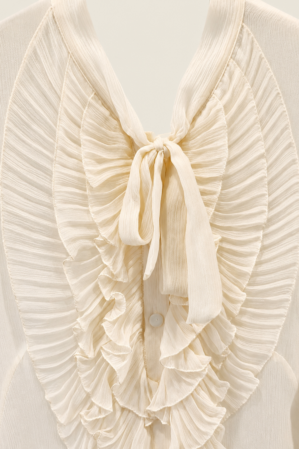 Detalle blusa marfil de seda Luisa Becaria con volantes delicados y textura sedosa suave para looks sofisticados