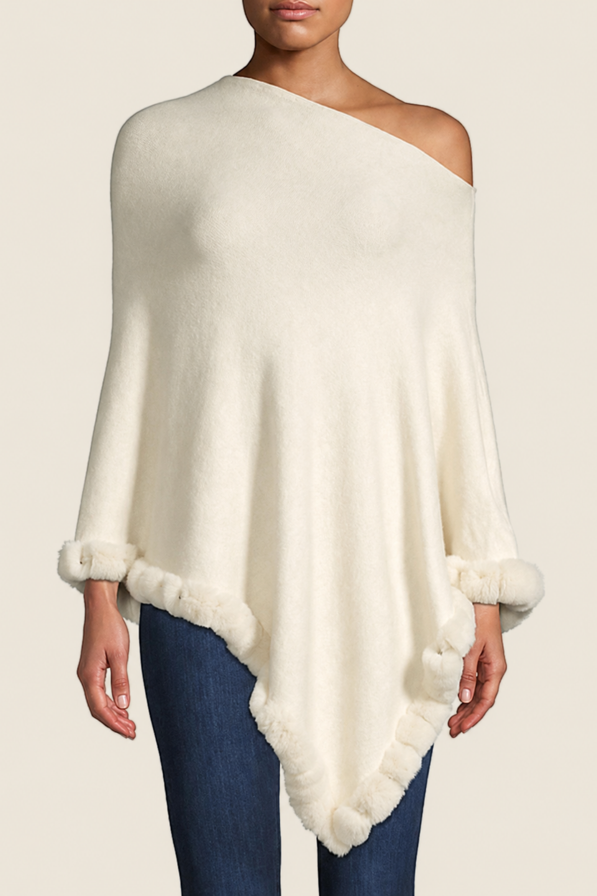 Poncho ivory La Fiorentina con ribete de piel en tono a juego, corte asimétrico elegante y femenino