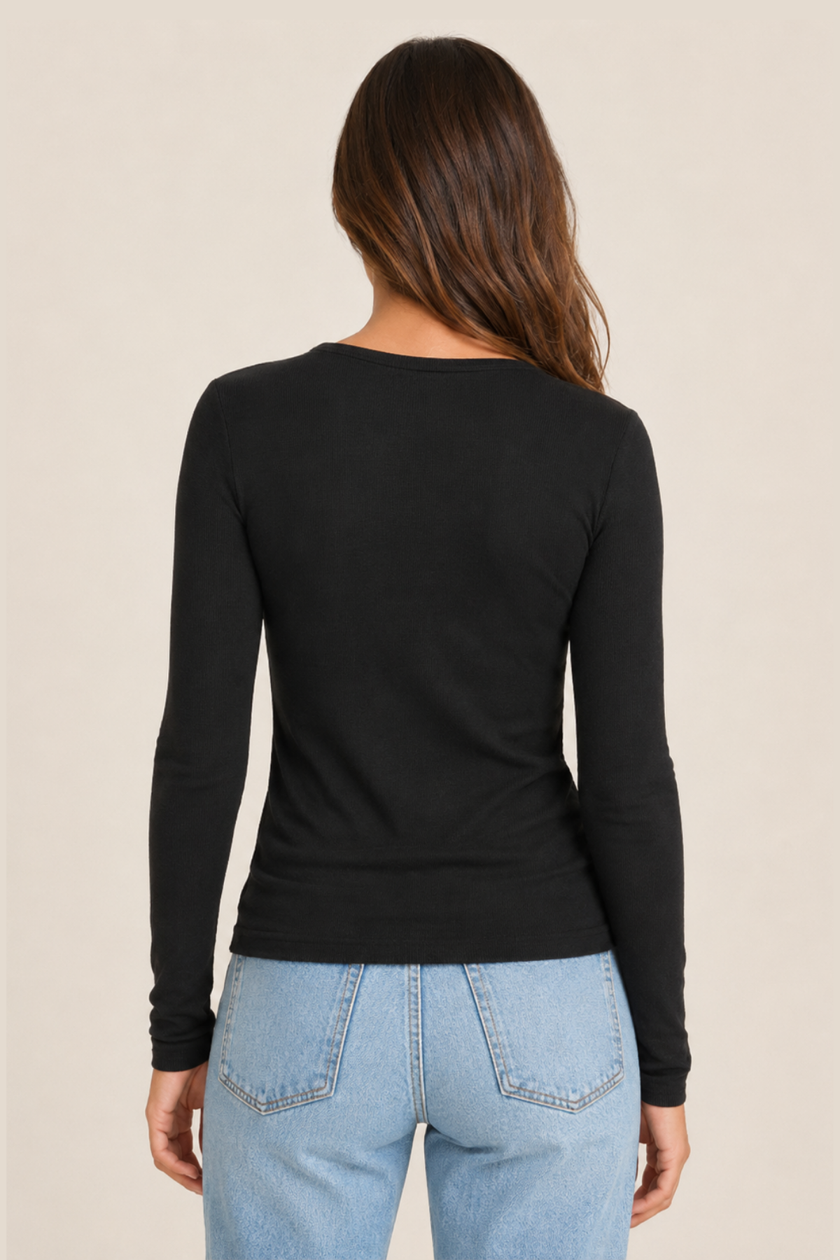 ATM Modal Rib Tee en negro con cuello en V, corte entallado y composición 96 % micromodal y 4 % spandex ultrafino
