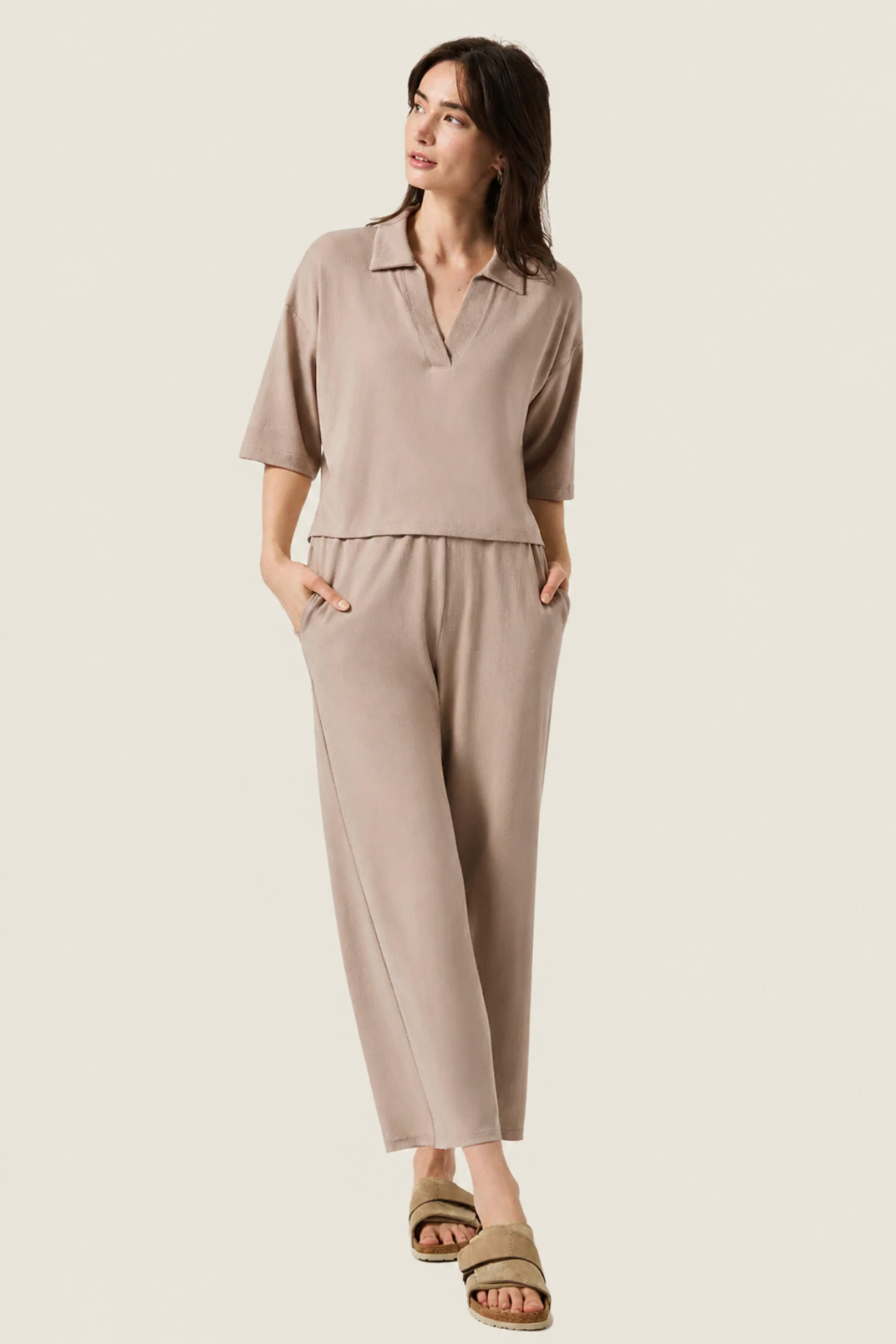 Polo Splendid Brooke en tono fawn sobre fondo blanco, resaltando su diseño clásico y versatilidad para el día a día
