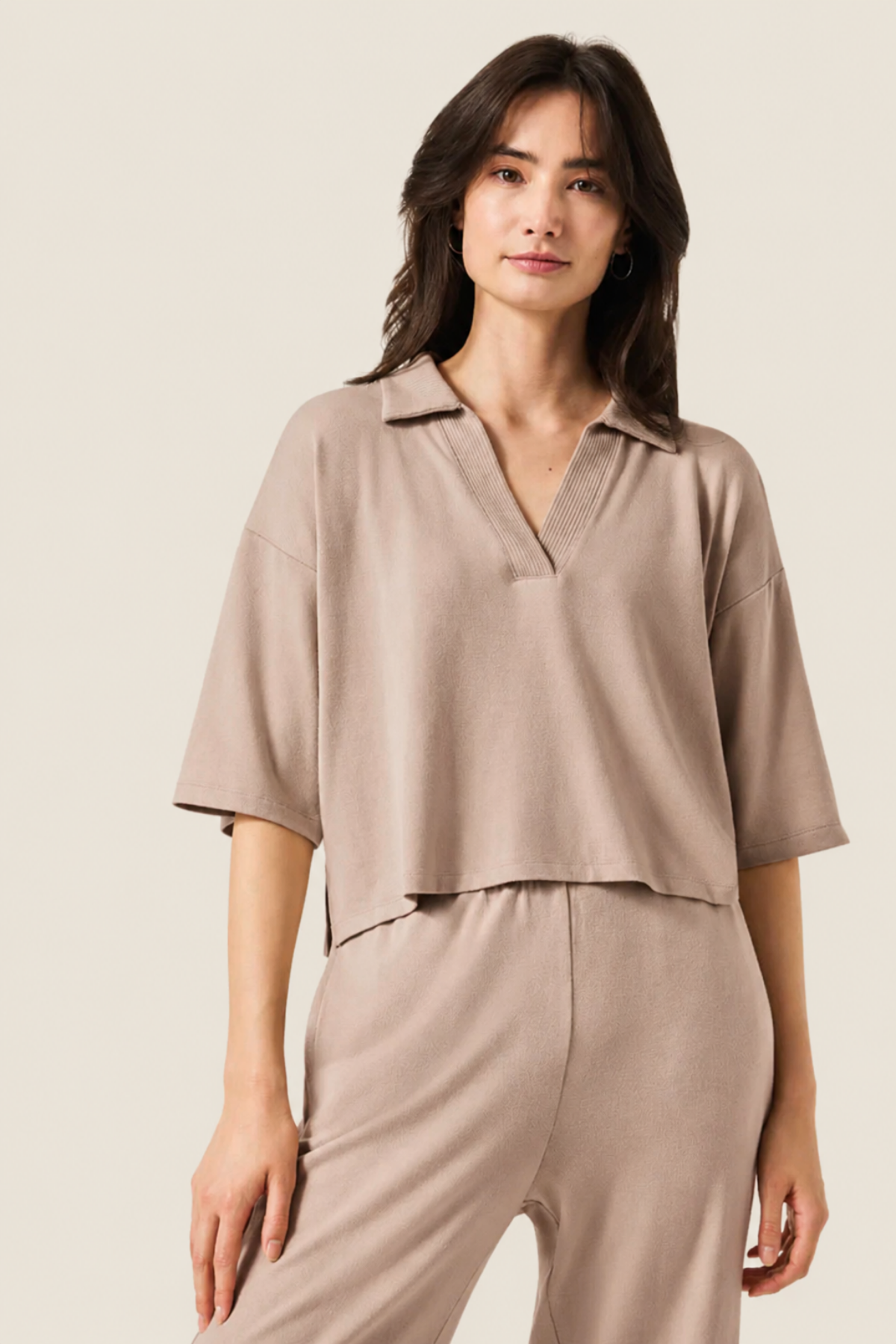 Modelo luciendo polo Splendid Brooke en tono fawn, manga corta y cuello clásico perfecto para estilo informal