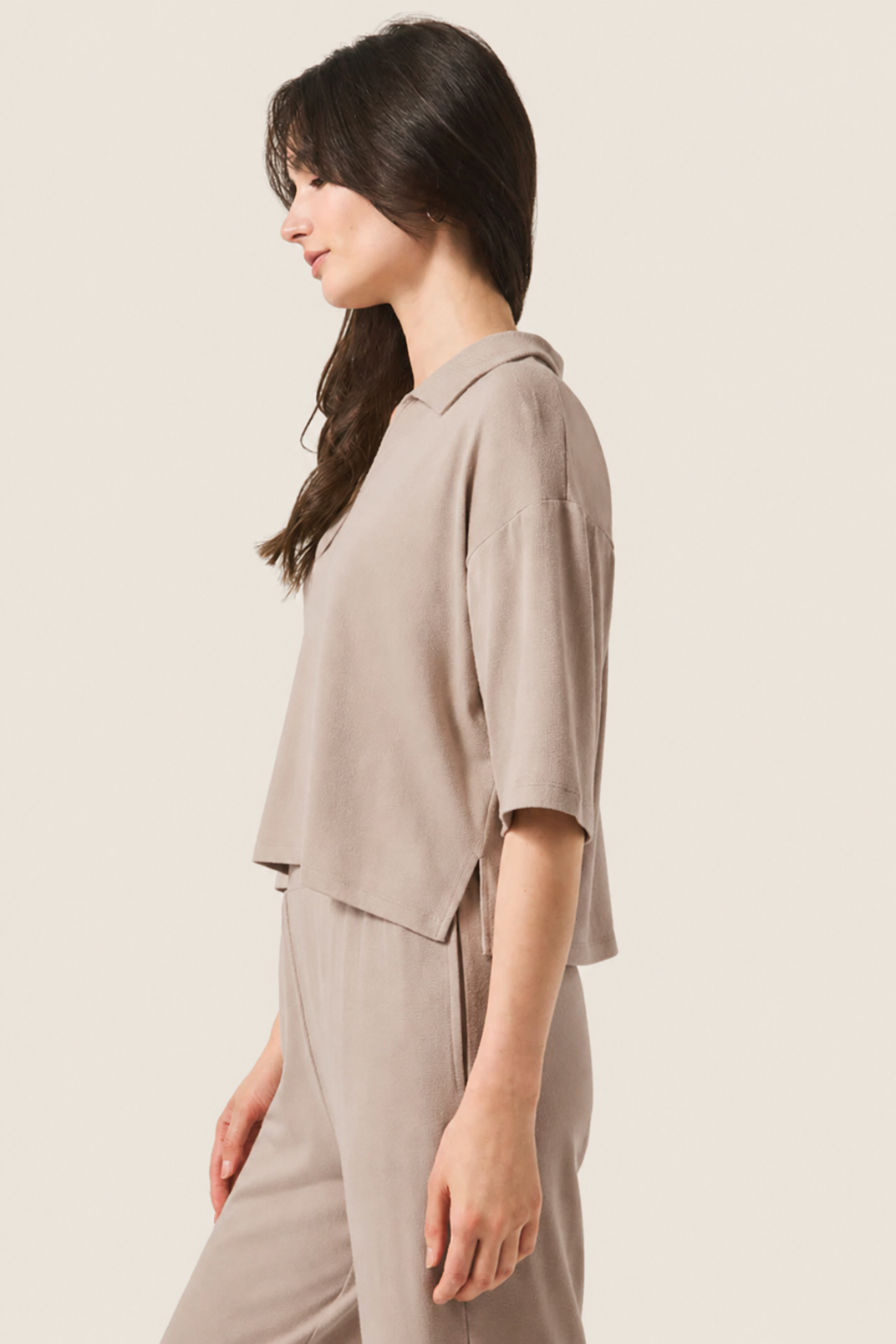Vista lateral del polo Splendid Brooke en color fawn, diseño minimalista y ajuste regular para comodidad diaria