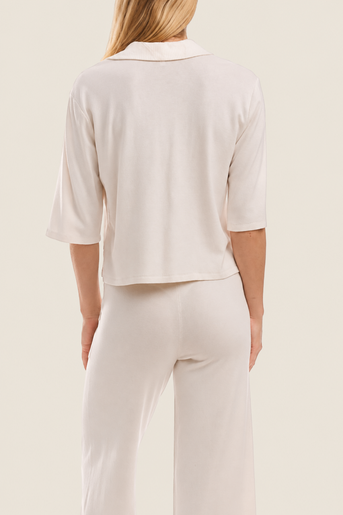 Vista trasera del polo Splendid Brooke SS en color moonstone con corte clásico y diseño versátil para uso diario cómodo y estiloso