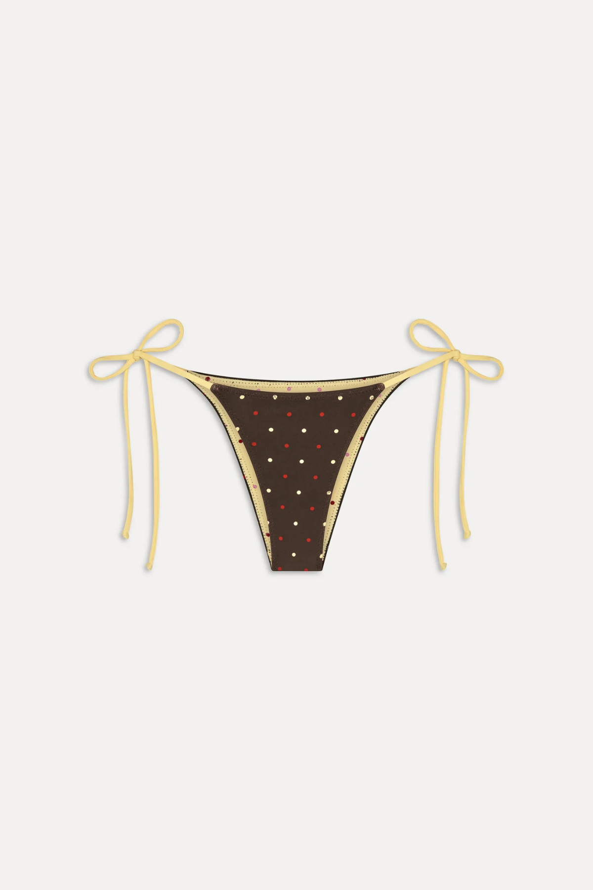 Vista de una braguita de bikini marrón con lunares rojos y tirantes amarillos para atar a los lados, que muestra el estampado divertido y el diseño limpio y minimalista.
