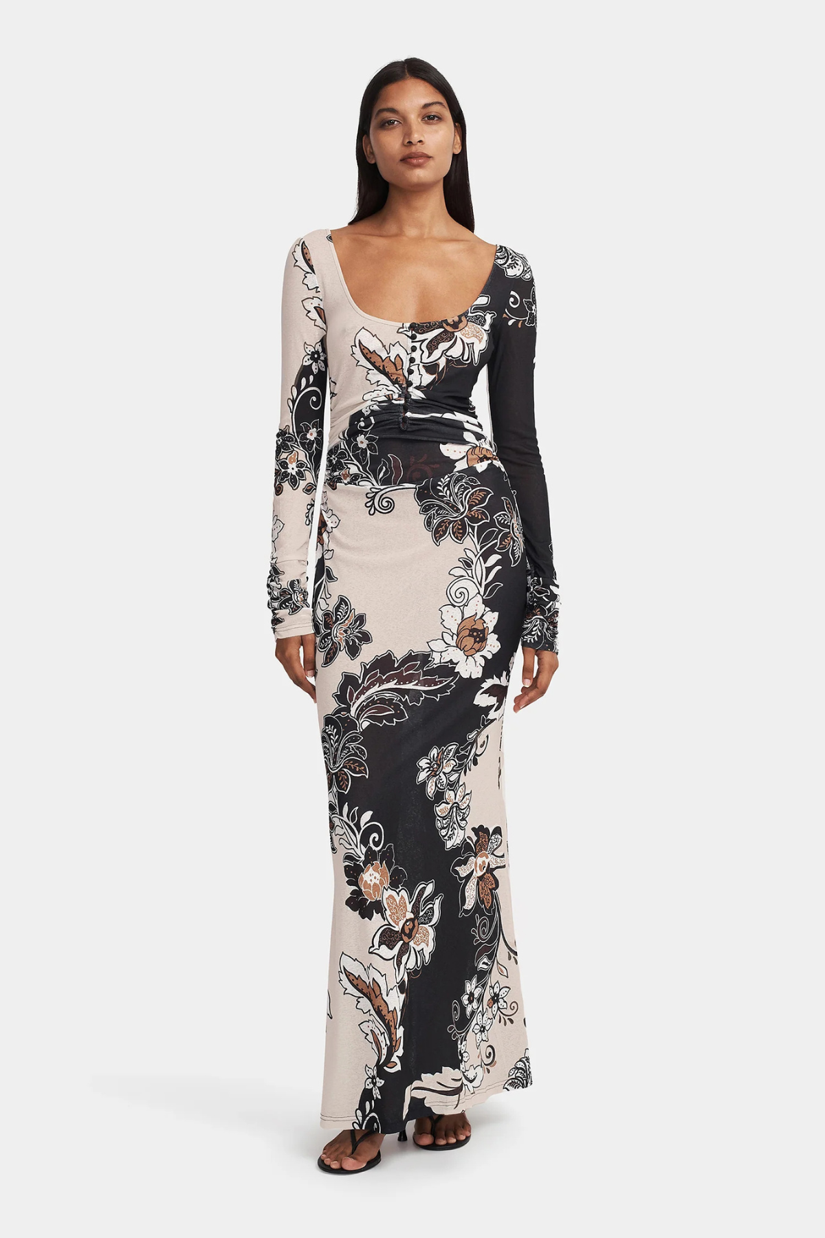 Vista frontal del vestido Amabelle largo de Hansen & Gretel en modelo, mostrando corte fluido y caída elegante en tejido ligero