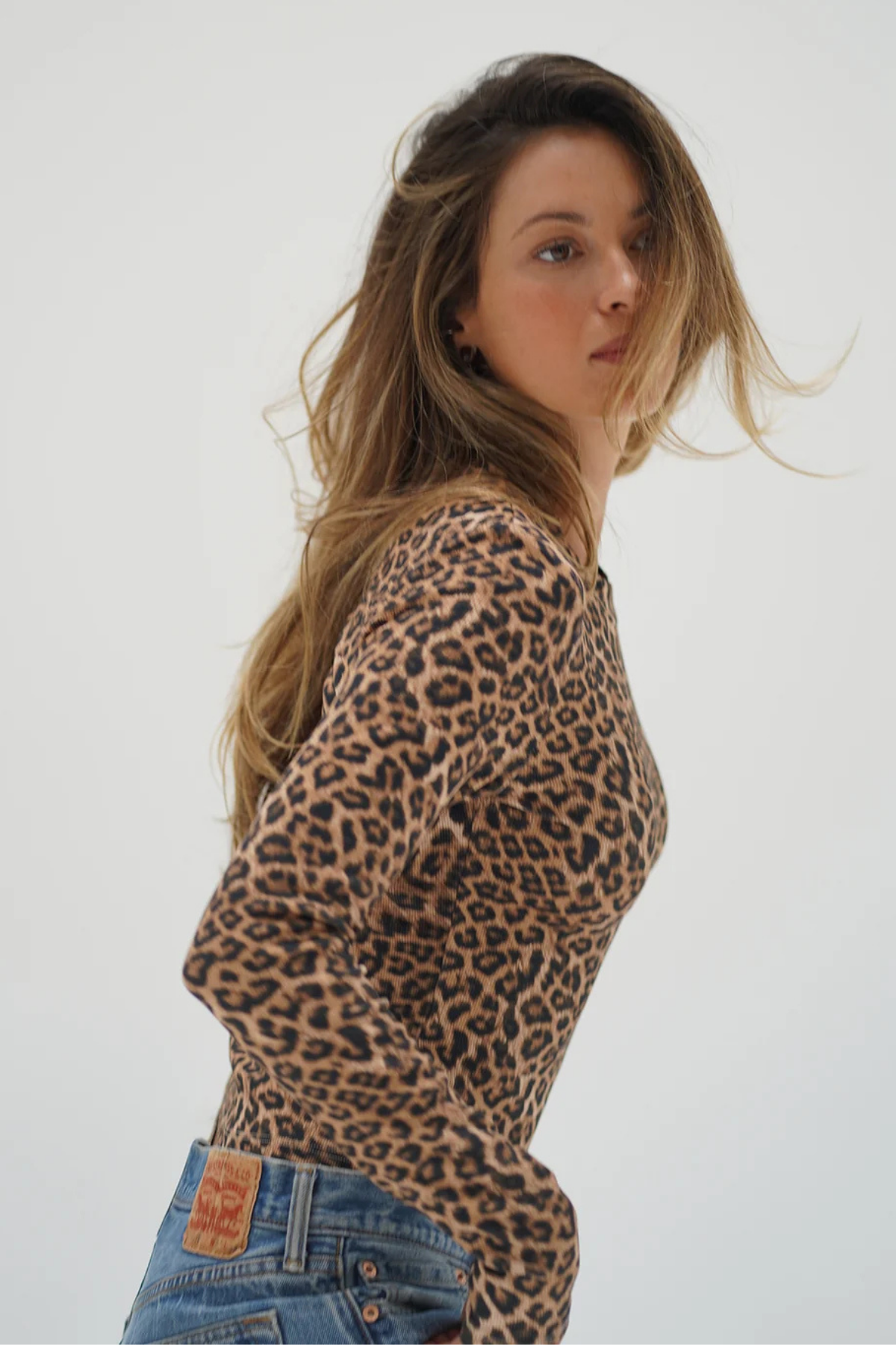 Top leopardo de manga larga Dalston con tejido de canalé visto de perfil