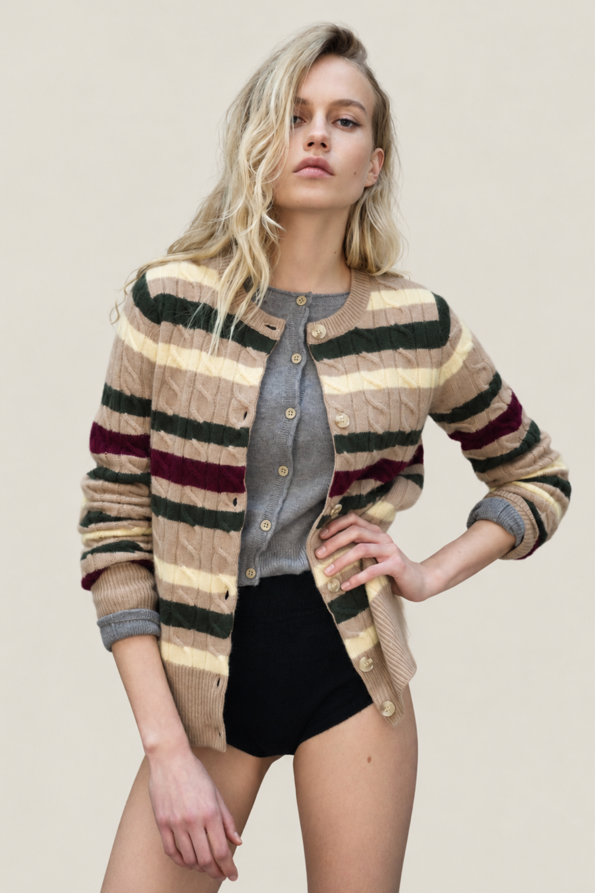 Conduit Cardigan Oatmeal de punto trenzado beige con rayas verdes burdeos y crema