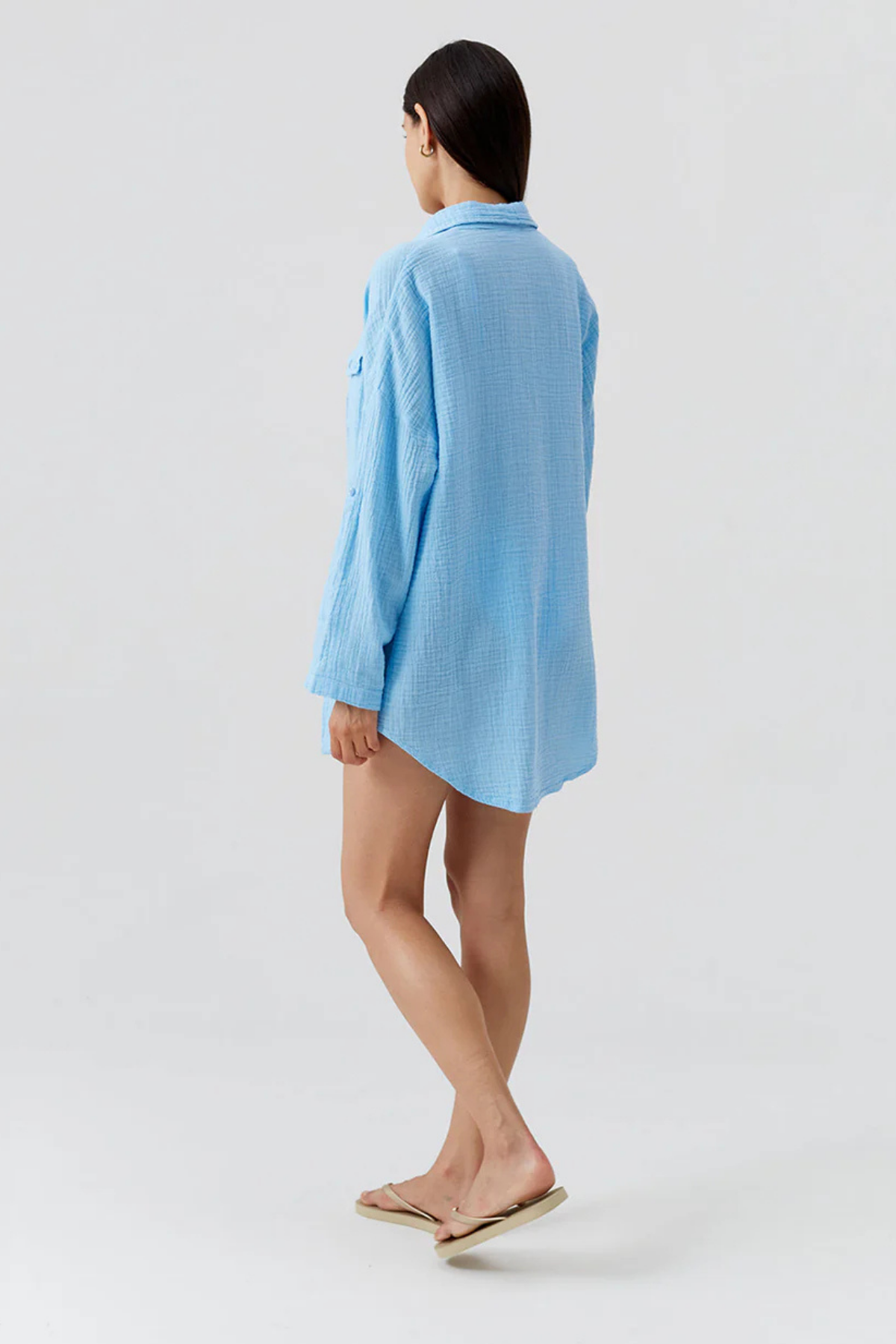 Vista trasera de camisa azul oasis con corte amplio y tejido ligero texturizado