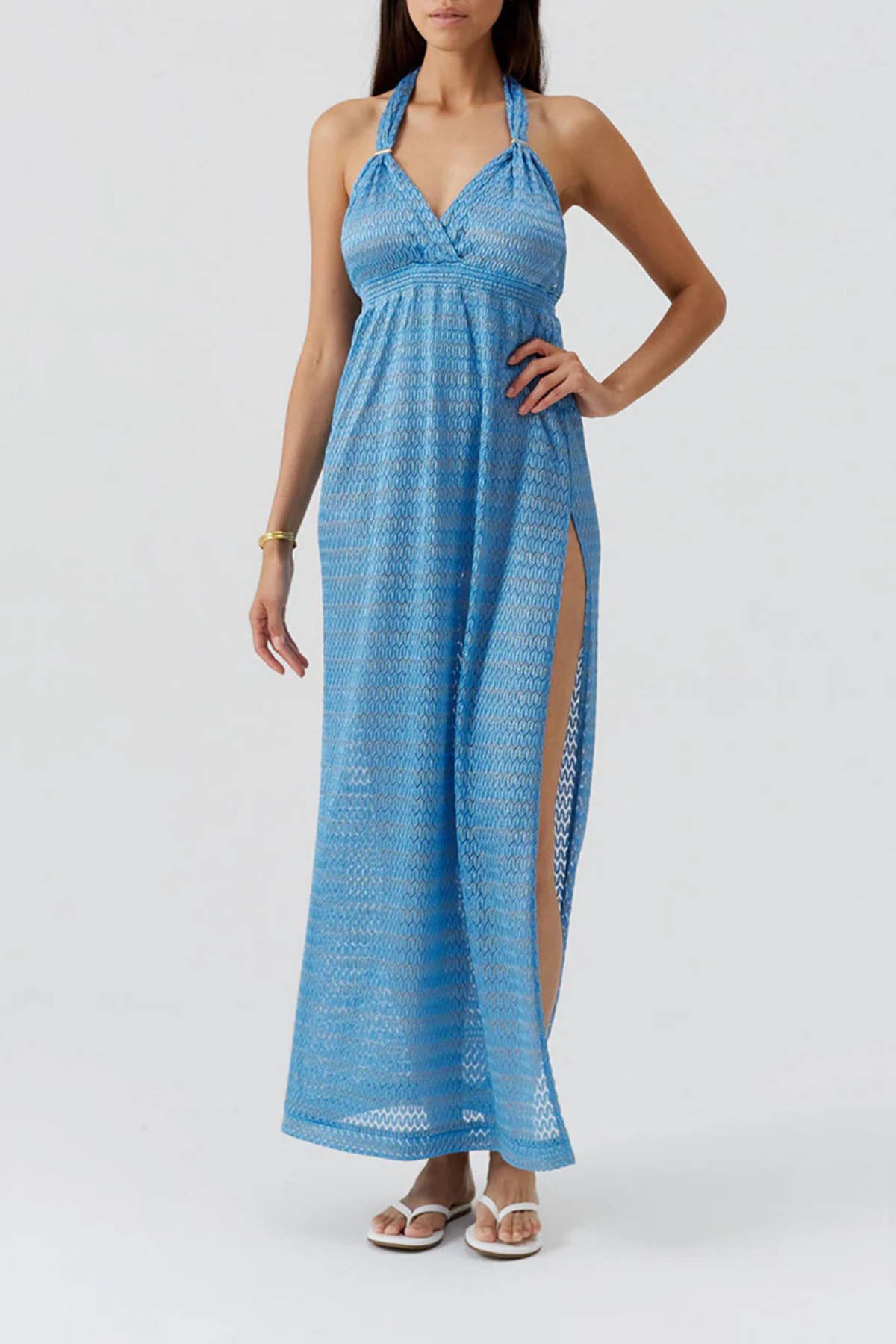 Vestido largo color ocean con escote halter y tejido ligero semitransparente texturizado