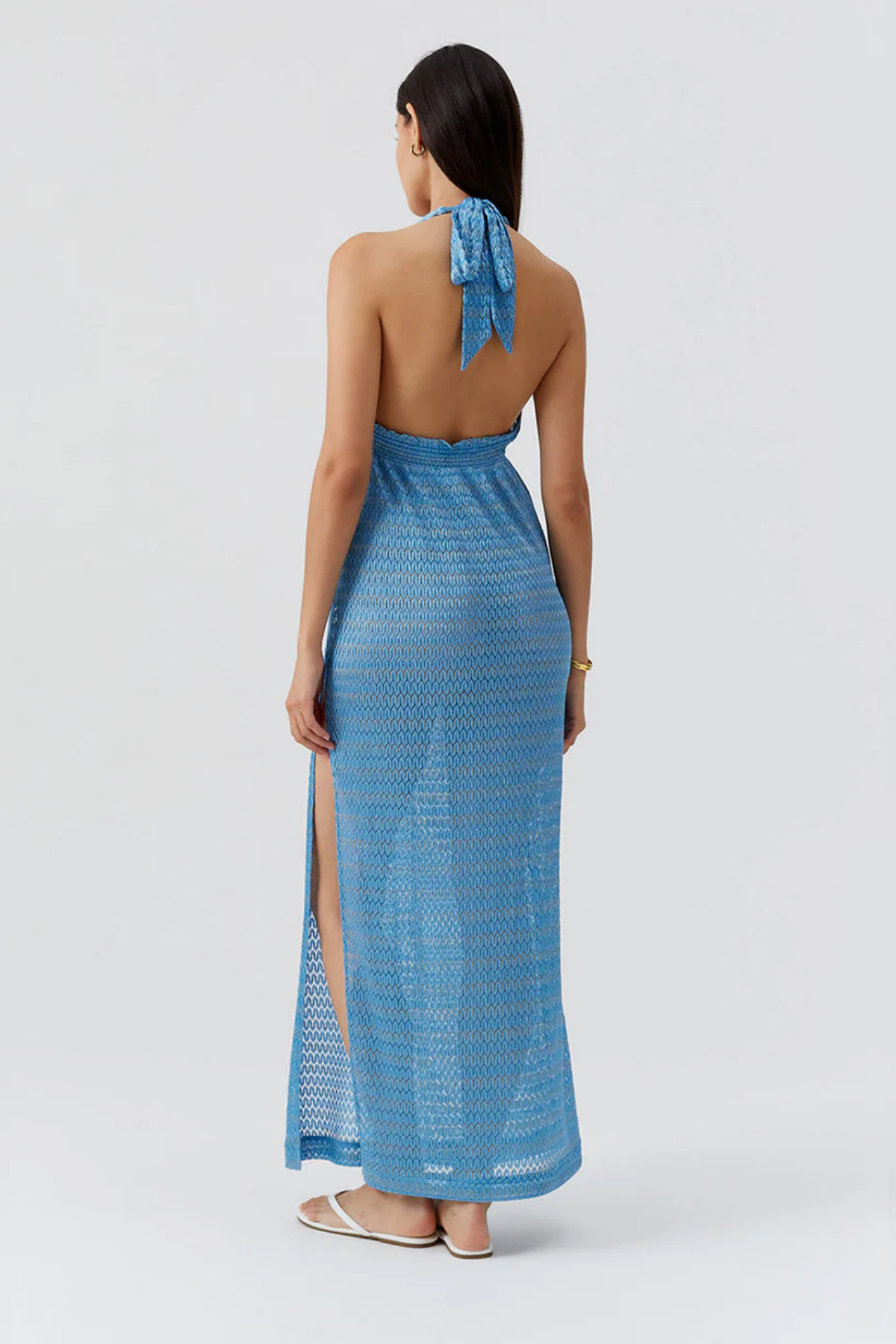 Vista trasera del vestido largo ocean con espalda abierta y lazada al cuello