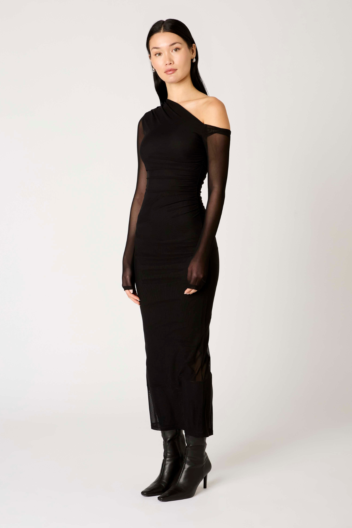 Vestido de mujer Lyra, ancho negro, silueta elegante y tejido fluido, complemento ideal para un look nocturno exclusivo.