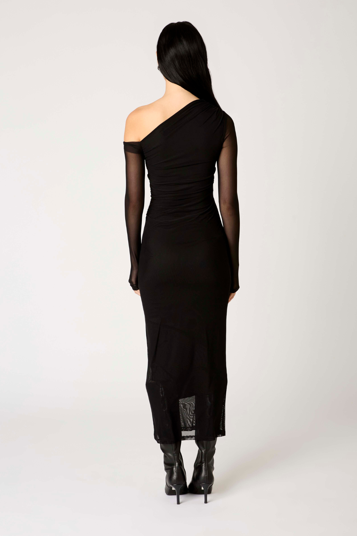 Vista trasera del vestido Lyra largo en color negro, mostrando la caída elegante del tejido y el corte estilizado para eventos formales