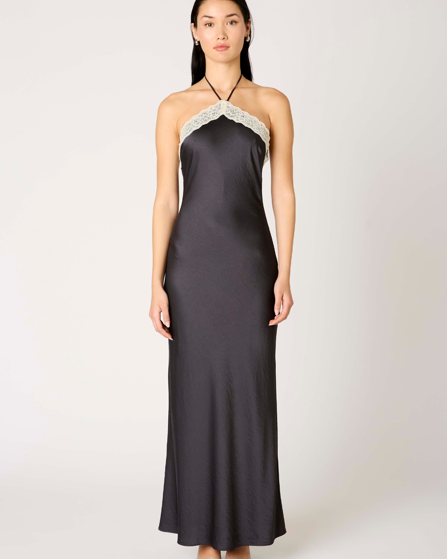 Vestido suelto Vesper en color negro hollín, fluido y elegante corto, ideal para cenas, eventos formales y ocasiones especiales.