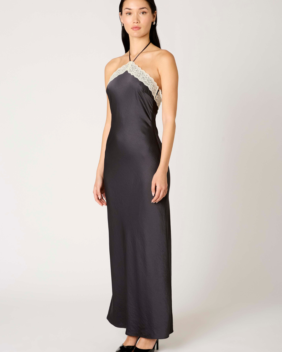 Vestido Vesper femenino negro ancho, silueta estilizada con ajuste suave y diseño sofisticado perfecto para looks de noche.