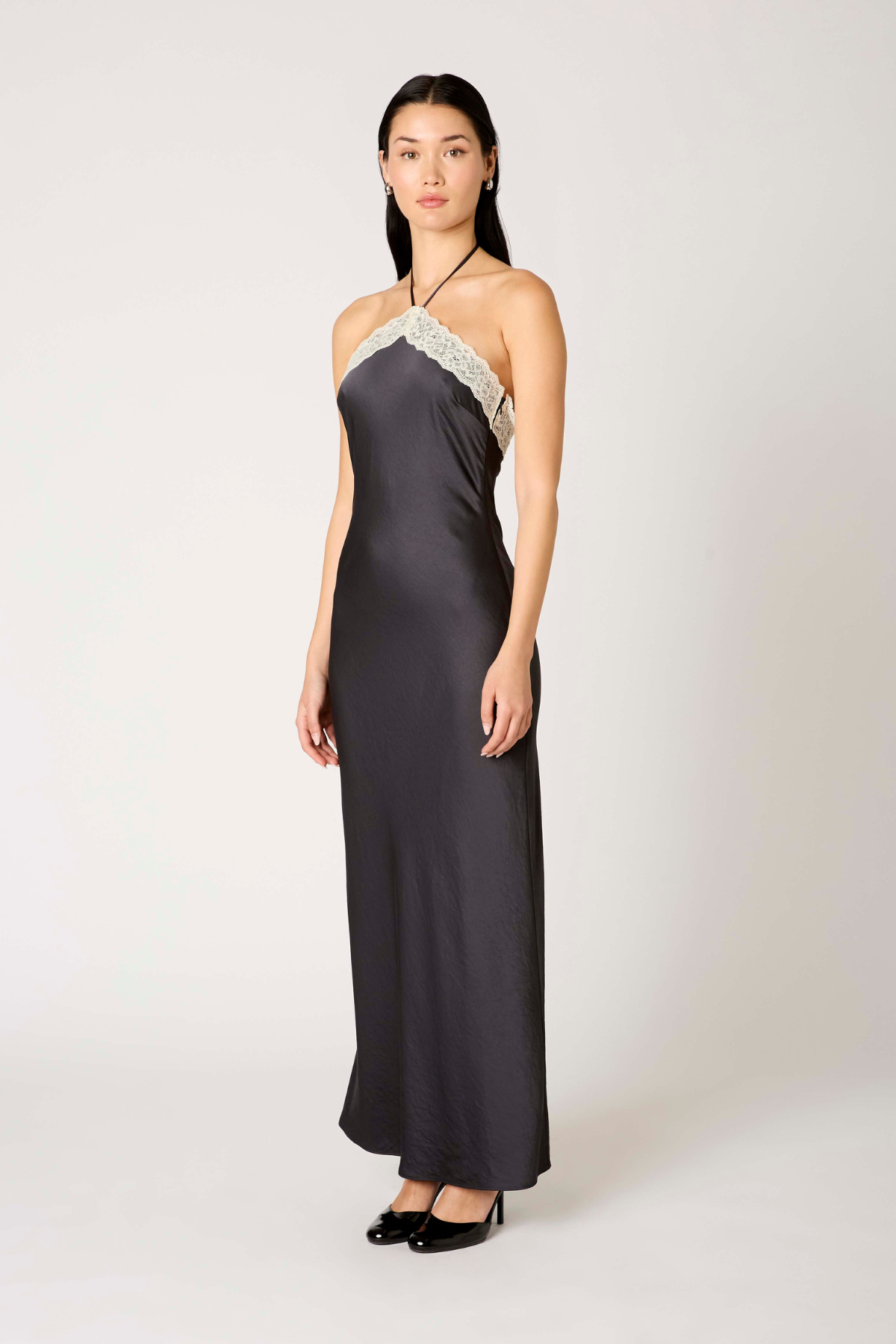 Vestido Vesper femenino negro ancho, silueta estilizada con ajuste suave y diseño sofisticado perfecto para looks de noche.