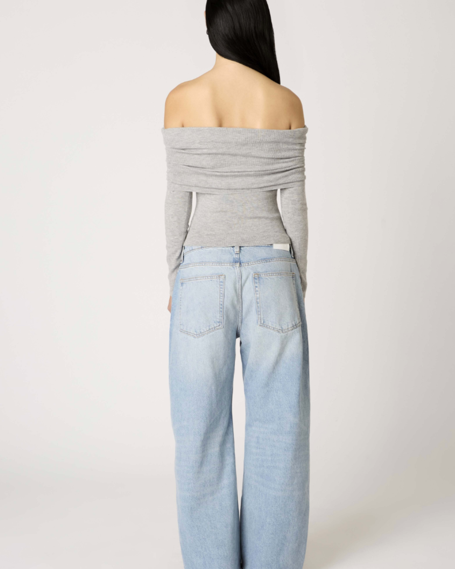 Vista trasera del suéter gris jaspeado de Islay para mujer, que muestra el ajuste relajado, el ajuste cosido y el estilo cómodo.