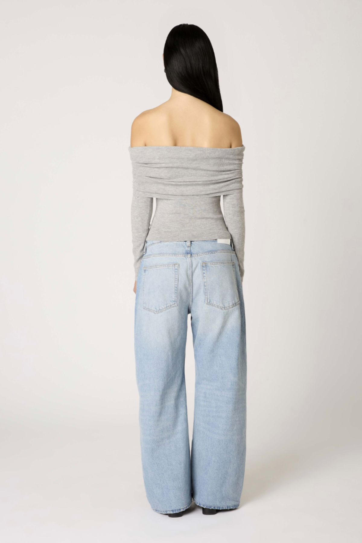 Vista trasera del suéter gris jaspeado de Islay para mujer, que muestra el ajuste relajado, el ajuste cosido y el estilo cómodo.