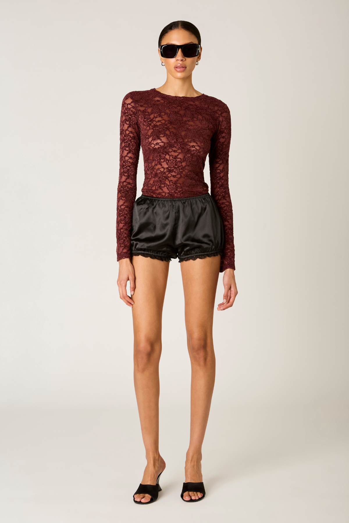 Top Fox en vibrante color escarlata con diseño de tirantes ajustables y tejido elástico, perfecto para looks atrevidos