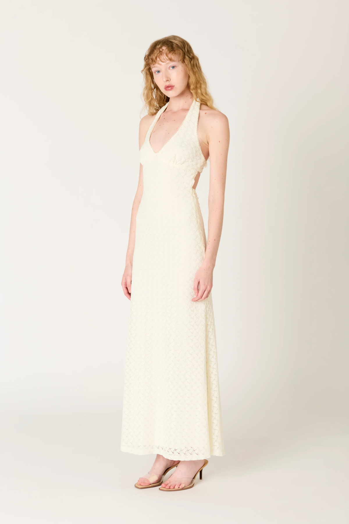 Detalle vestido Pluma con estampado delicado y tejido ligero ideal para outfits mediterranean summer y estilo boho chic