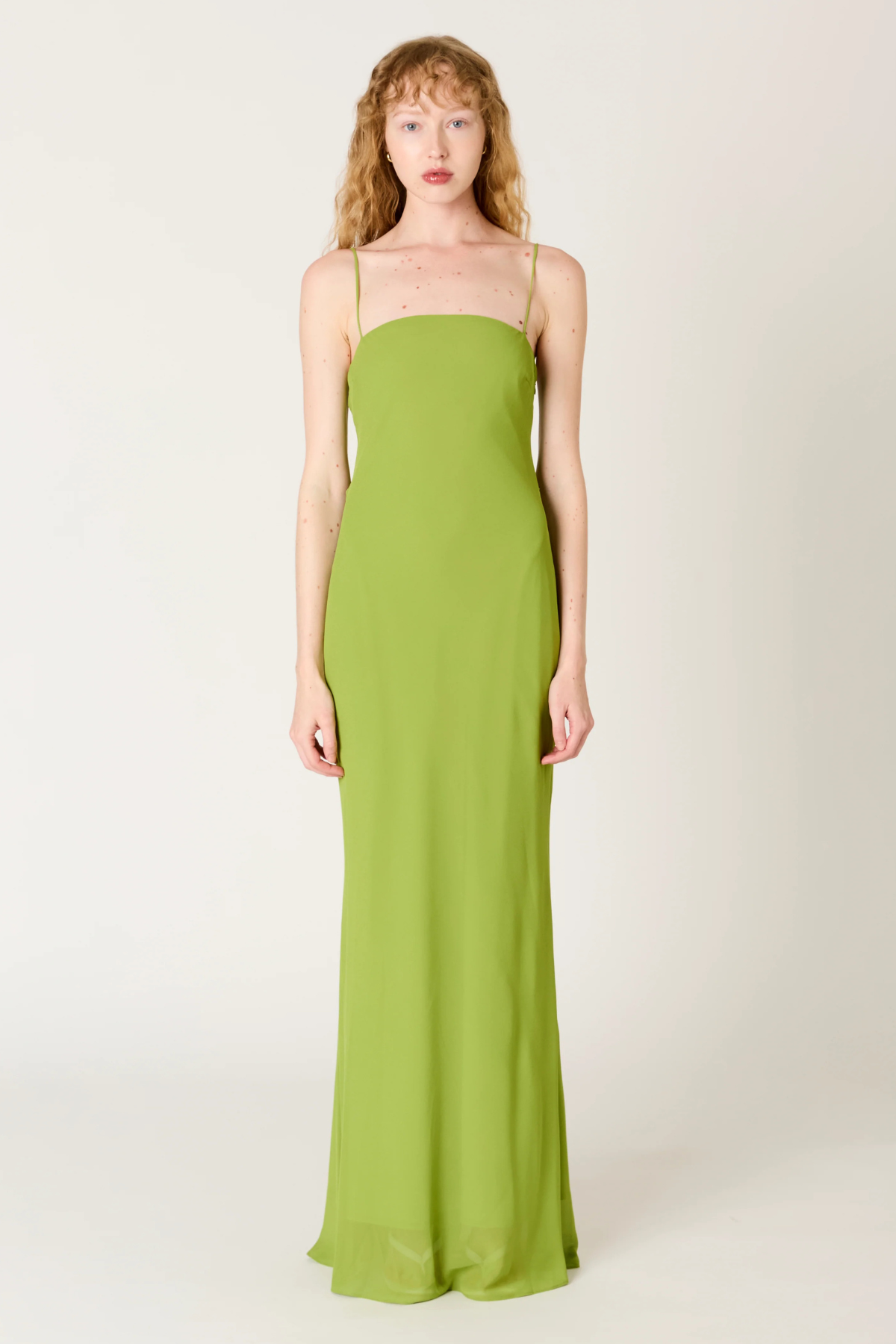 Vestido largo verde matcha con diseño de tirantes spaghetti elegante y silueta estilizada