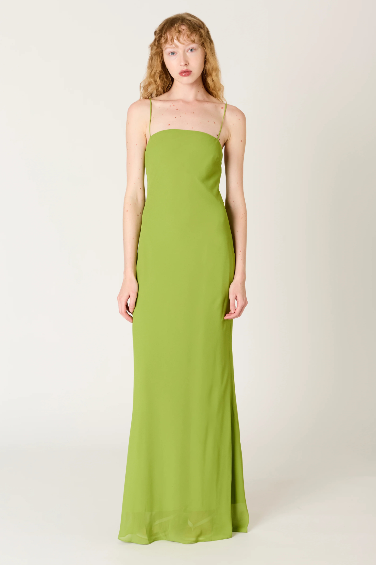 Vestido Estrella Verde Matcha detalle de tejido fluido elegante con acabado suave y sofisticado