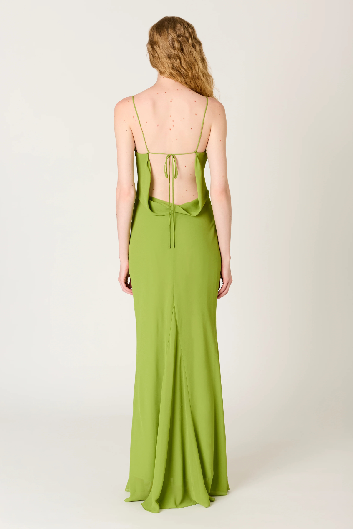 Vestido Estrella Verde Matcha largo elegante de mujer con caída fluida ideal para invitadas