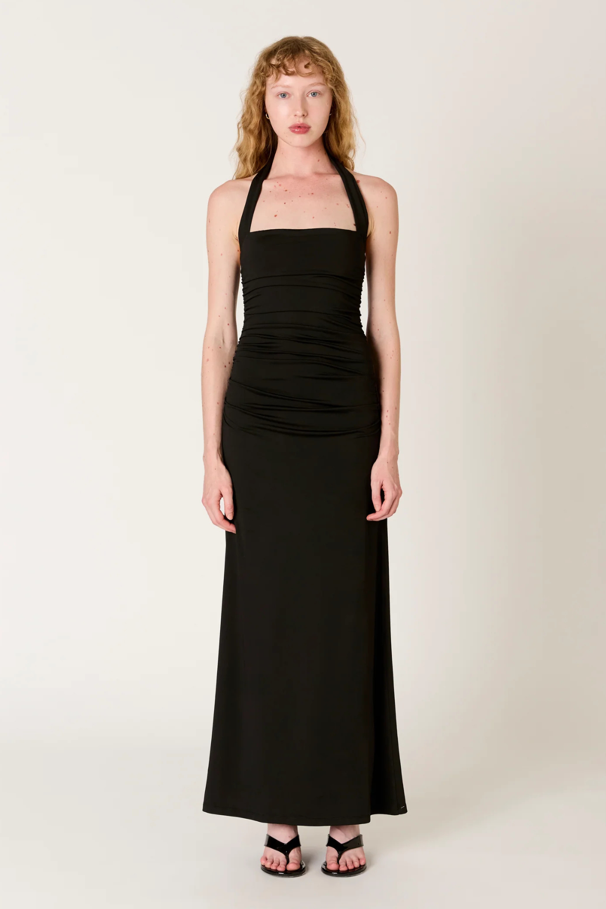 Vestido negro elegante Aliento vista frontal, corte sofisticado que estiliza la silueta para eventos y bodas