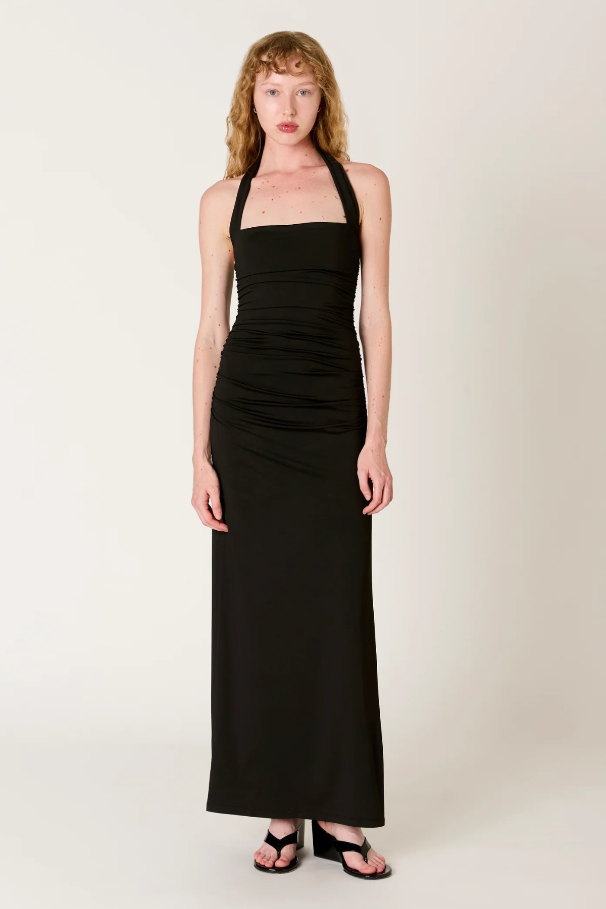 Vestido negro Aliento de frente para invitada, diseño elegante y favorecedor ideal para bodas y eventos especiales
