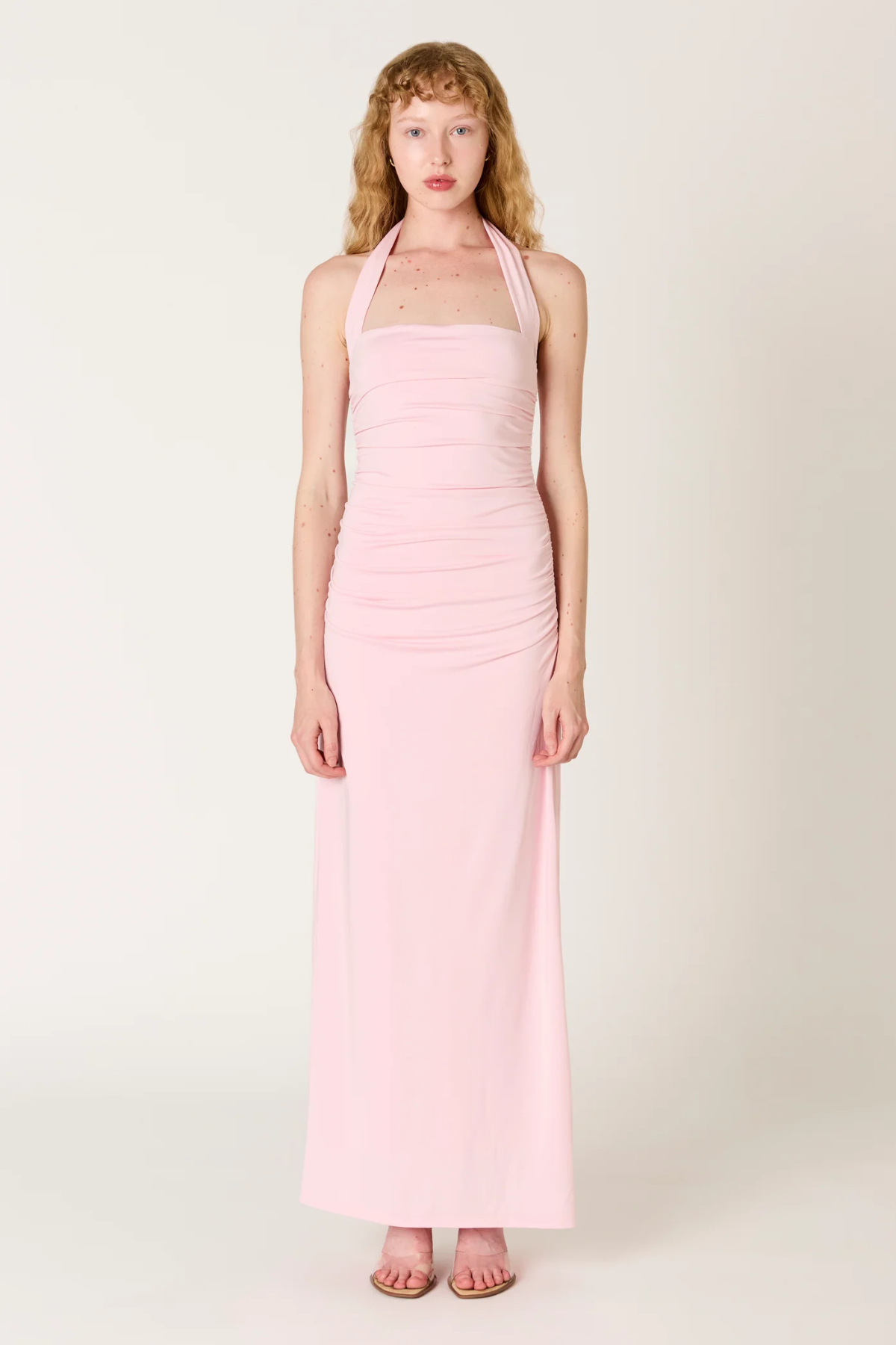 Vestido rosa Aliento cuello halter para invitada, diseño elegante y romántico ideal para bodas y eventos especiales