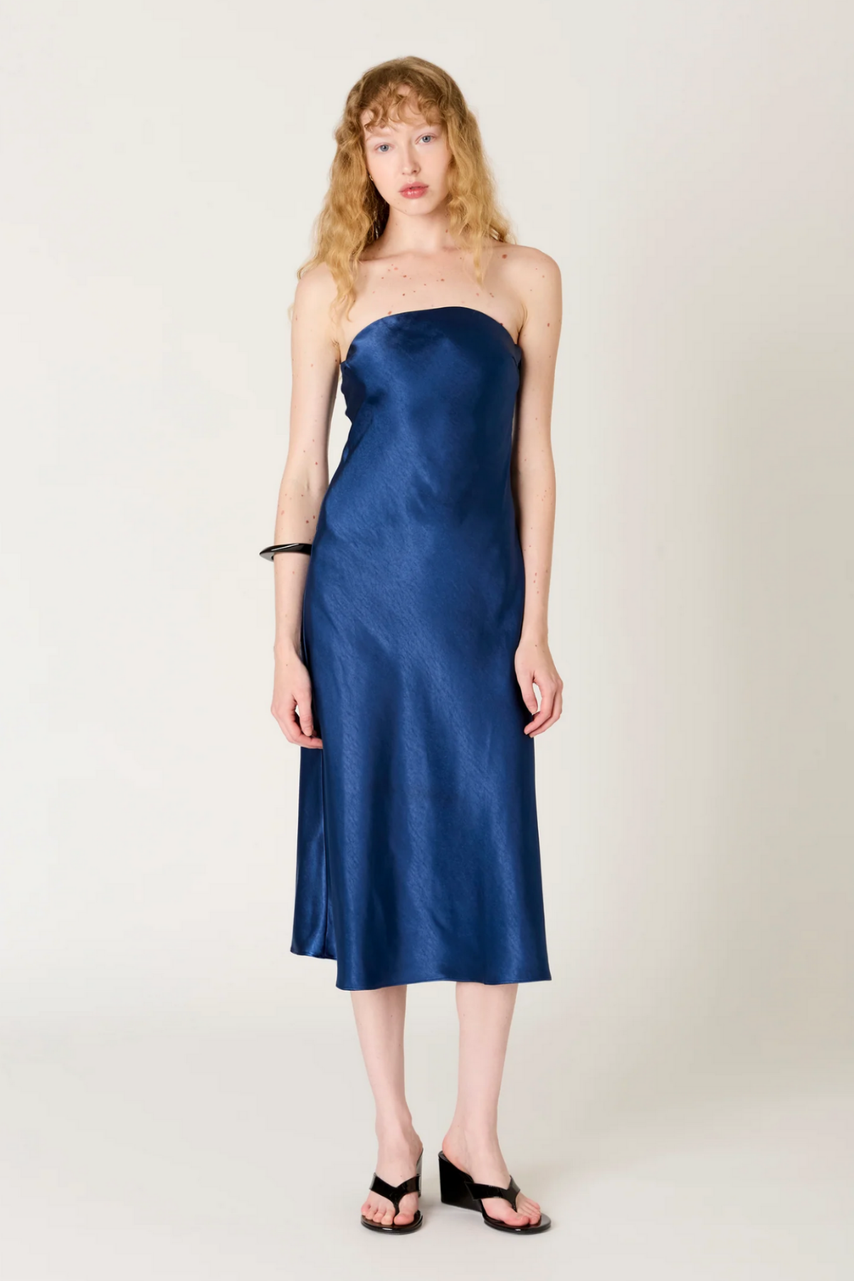 Vestido midi Carolyn de corte bañera en tejido fluido, escote redondo y manga corta para un look elegante y favorecedor