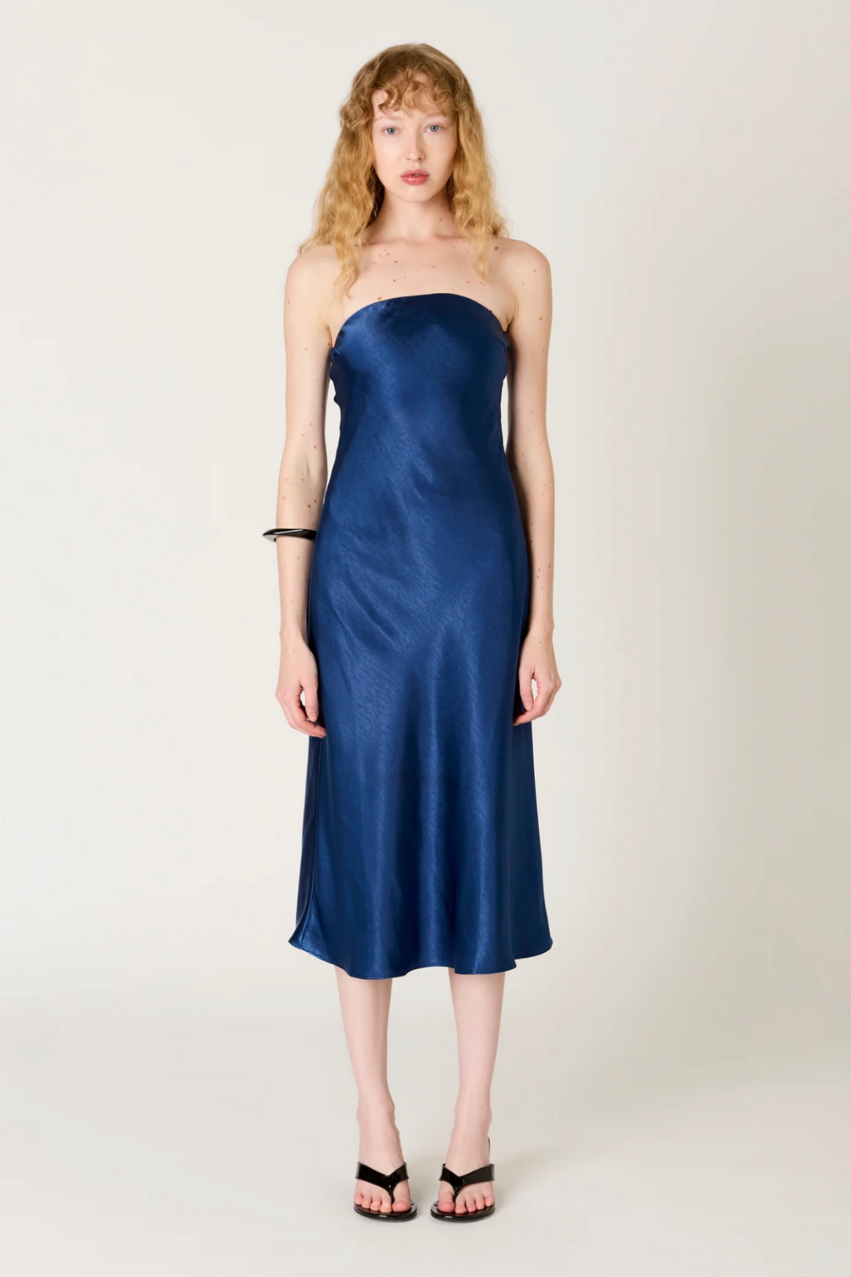 Modelo luciendo el vestido bañera Carolyn en color sólido, con cintura marcada y vuelo discreto para silueta femenina