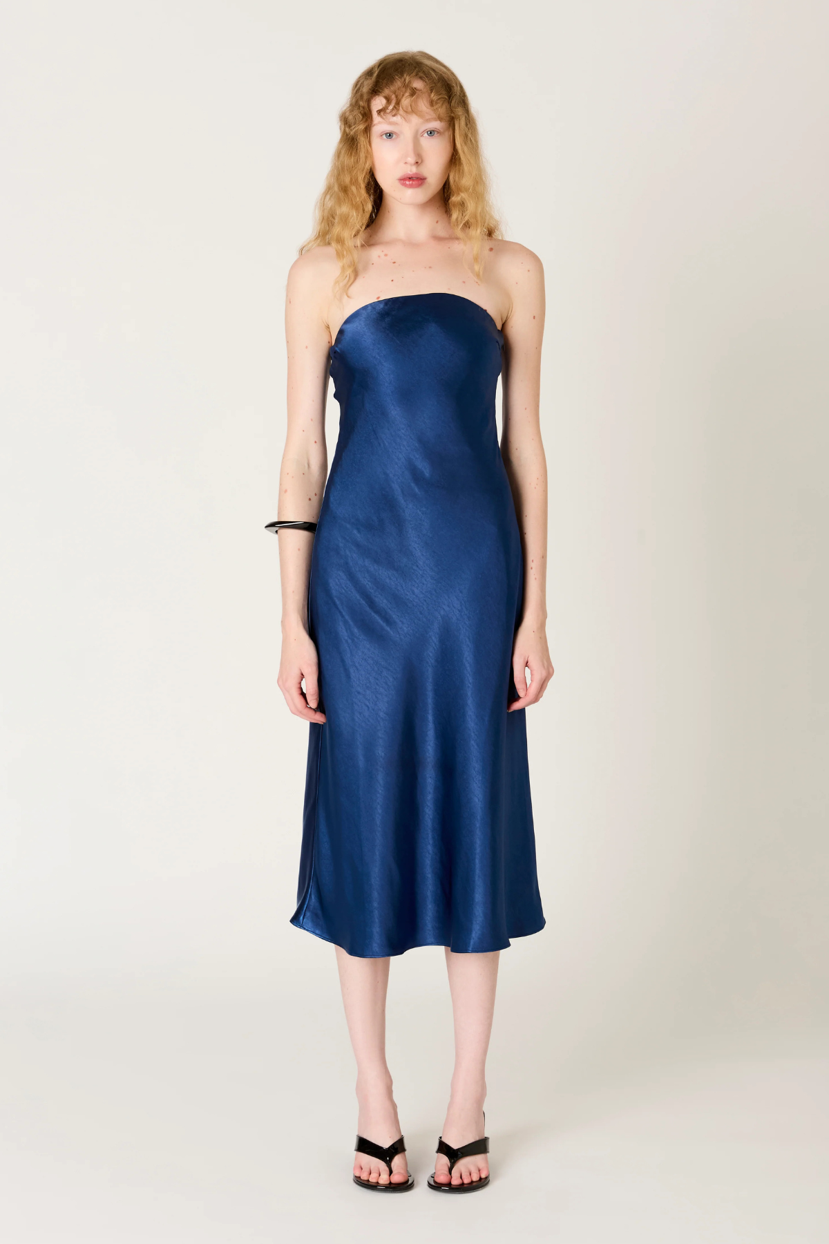 Modelo luciendo el vestido bañera Carolyn en color sólido, con cintura marcada y vuelo discreto para silueta femenina